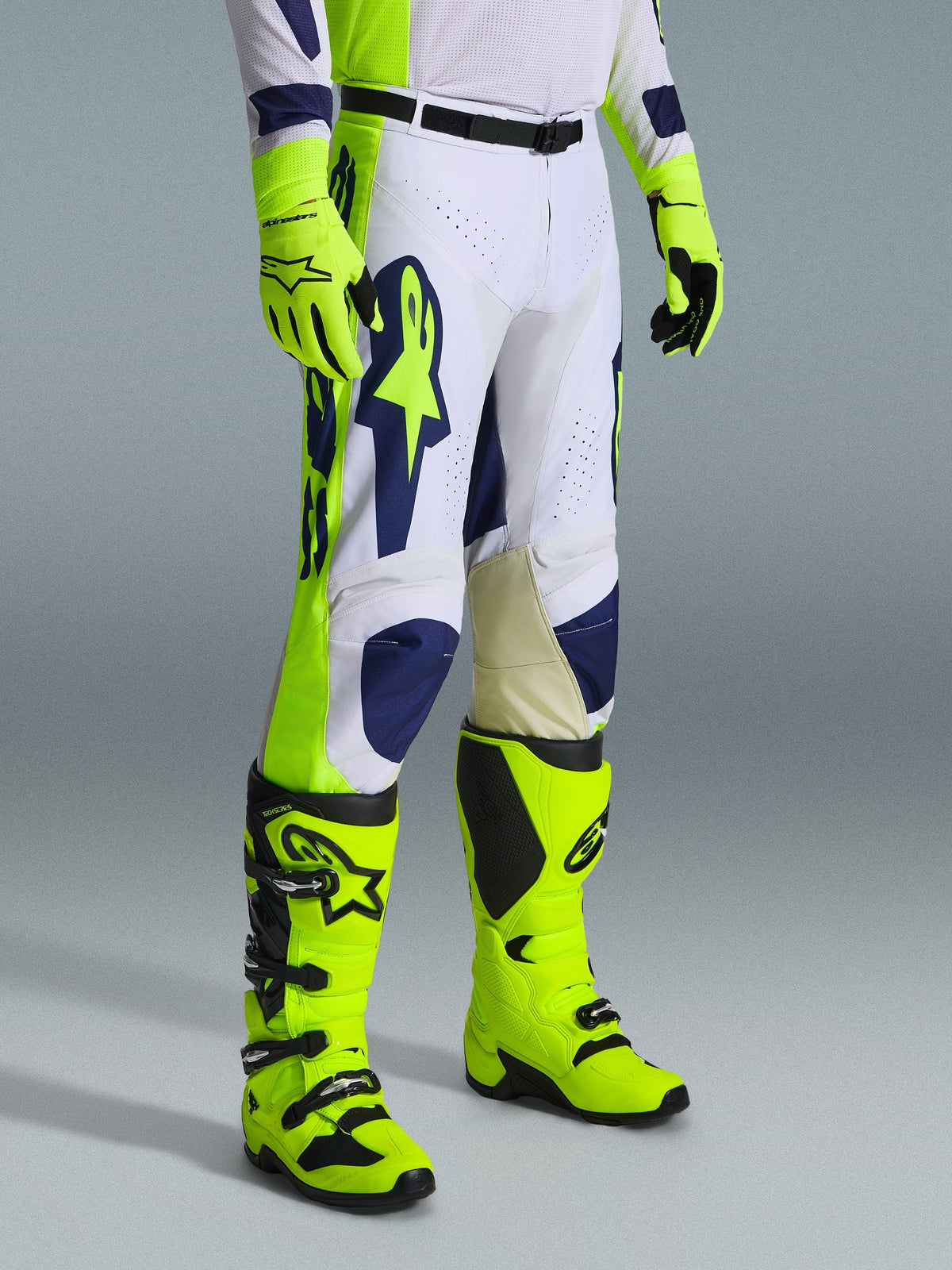 Alpinestars 2026 Racer Air Riway Gear Set, Motocross-Hose in Weiß mit navyblauen und fluo-gelben Akzenten, kombiniert mit passenden fluo-gelben Stiefeln und Handschuhen, Belüftungsperforationen und ergonomisches Design, professionelles Offroad-Rennoutfit