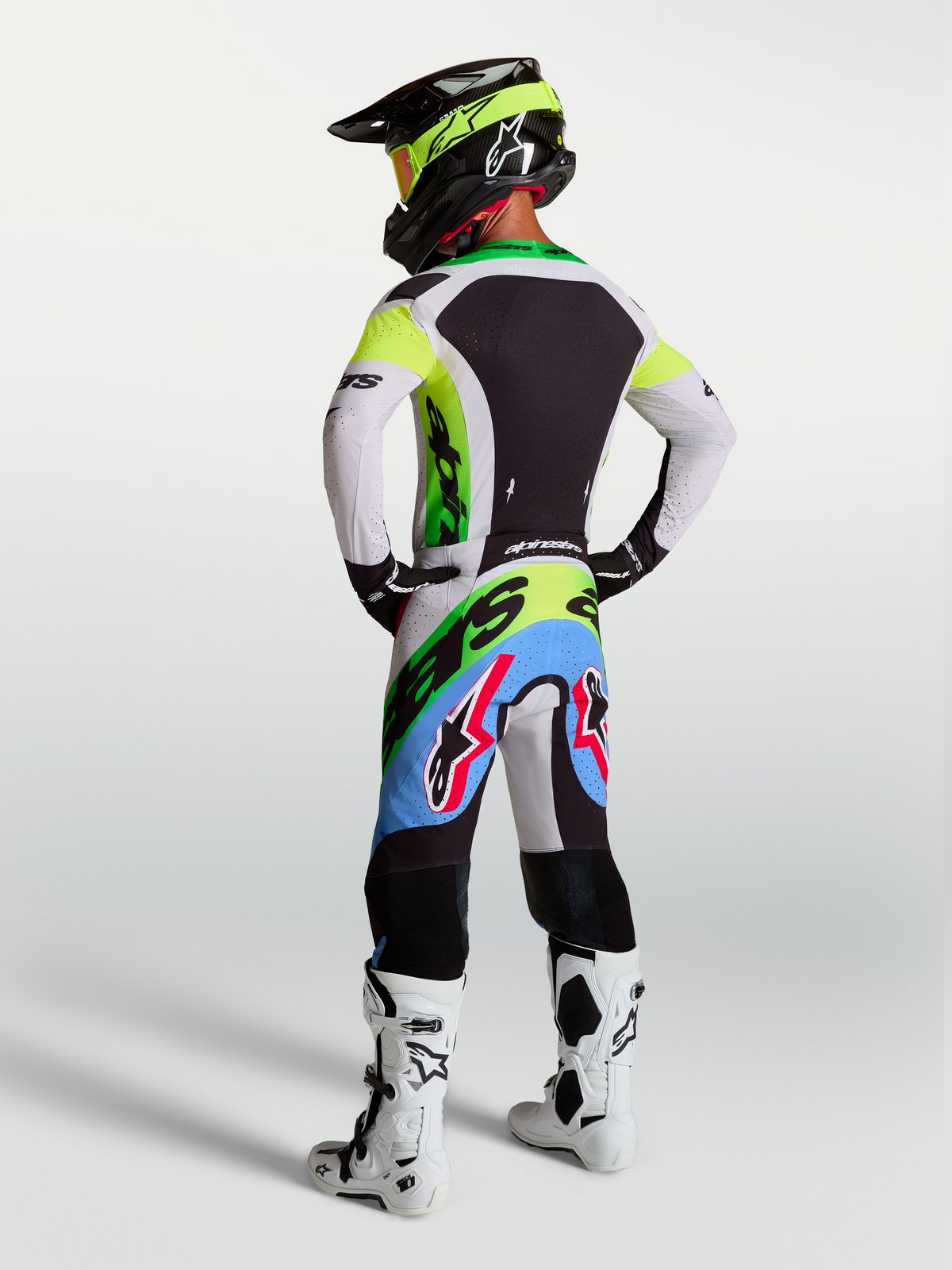 Alpinestars Supertech Dyna, équipement de motocross pour homme, vert fluo, noir et lilas clair, comprenant pantalon et maillot de course, vue de dos.