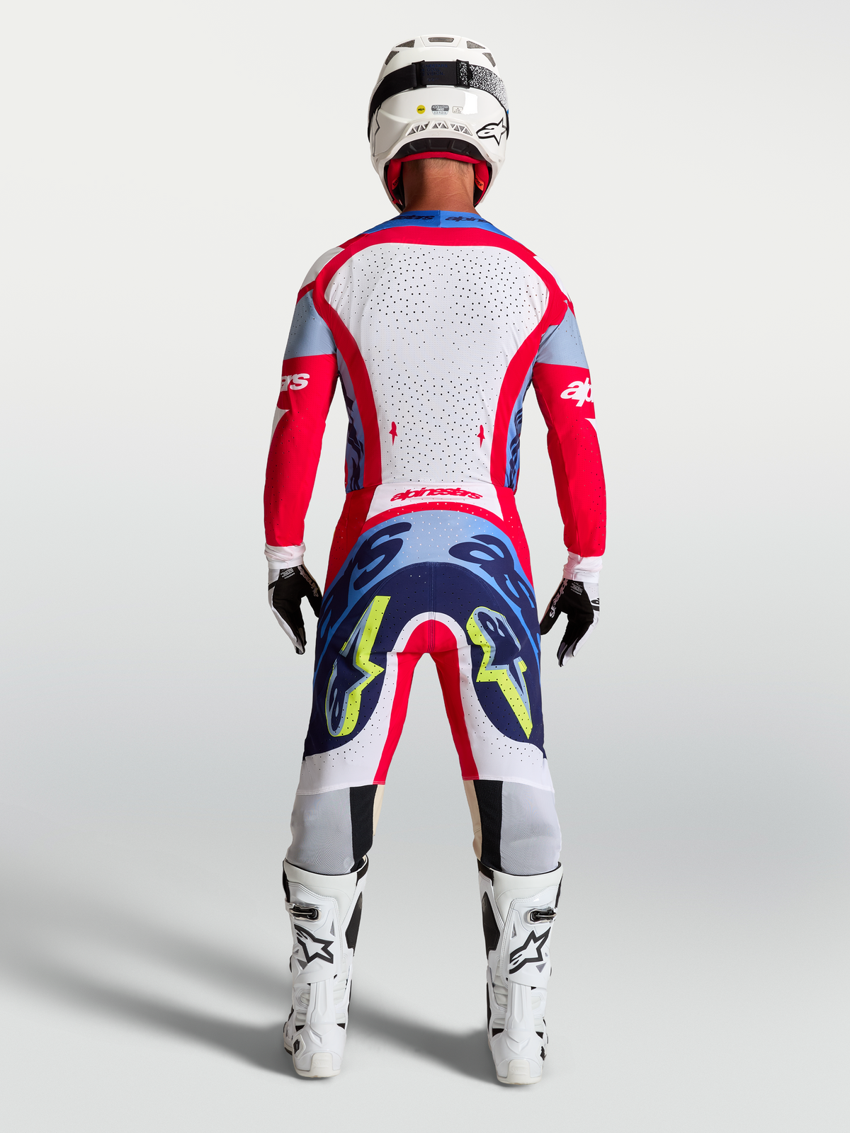 Alpinestars Supertech Dyna broek, heren motorcrossbroek in rood en navy blauw, achteraanzicht op model.