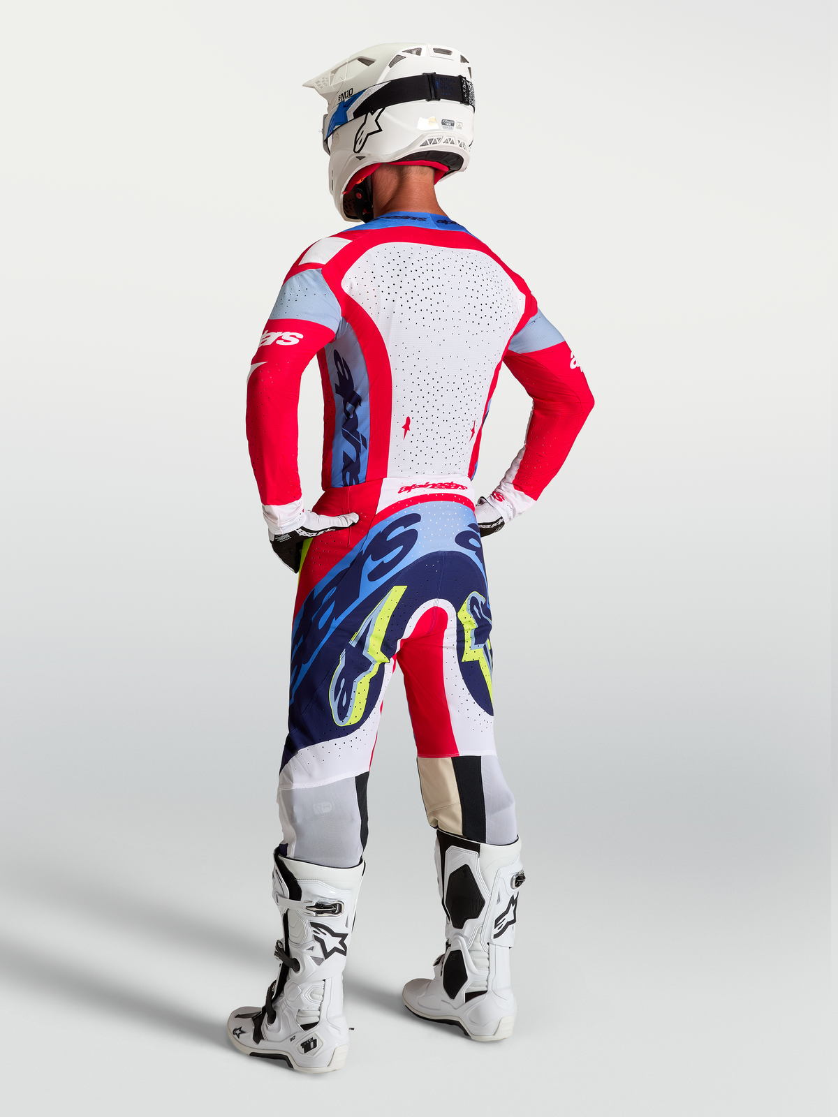 Alpinestars Supertech Dyna broek, heren-motorcrossbroek in rood en marineblauw, atletische pasvorm, model van achteren.