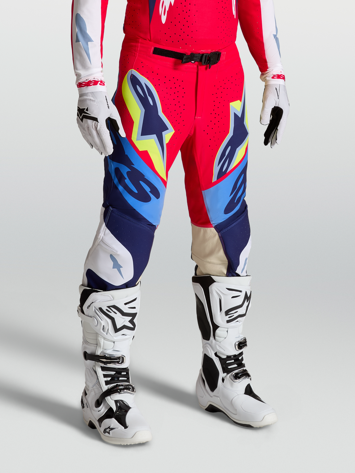 Alpinestars Supertech Dyna broek, professionele motorcrossbroek voor heren, rood, wit en navy blauw, atletische racepasvorm met stretchpanelen en geitenleren kniestukken.