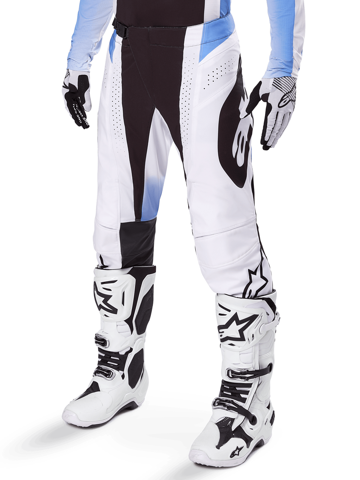 Alpinestars 2025 Techstar Melt Hose, Motocross-Hose, Weiß und Schwarz mit blauen Akzenten, mit lasergeschnittenen Perforationen für Luftzirkulation und Babel-Kniekonstruktion, getragen mit passenden weißen Motocross-Stiefeln und Handschuhen, sportliches Offroad-Rennsport-Design