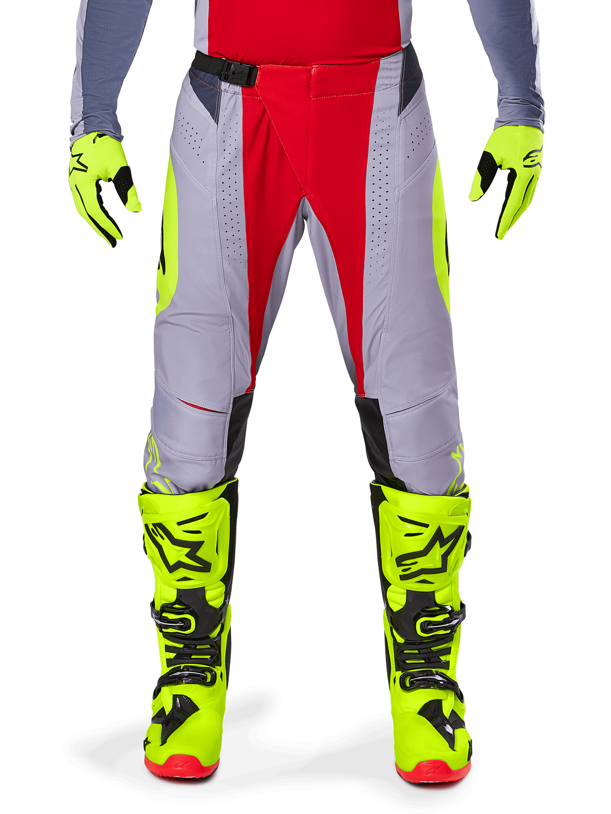 Alpinestars 2025 Techstar Melt Hose, Motocross-Hose, Hellrot und Grau mit fluoreszierenden gelben Akzenten, getragen mit passenden neongelben Handschuhen und Stiefeln, mit magnetischer Taillenschnalle und lasergeschnittenen Perforationen zur Belüftung.