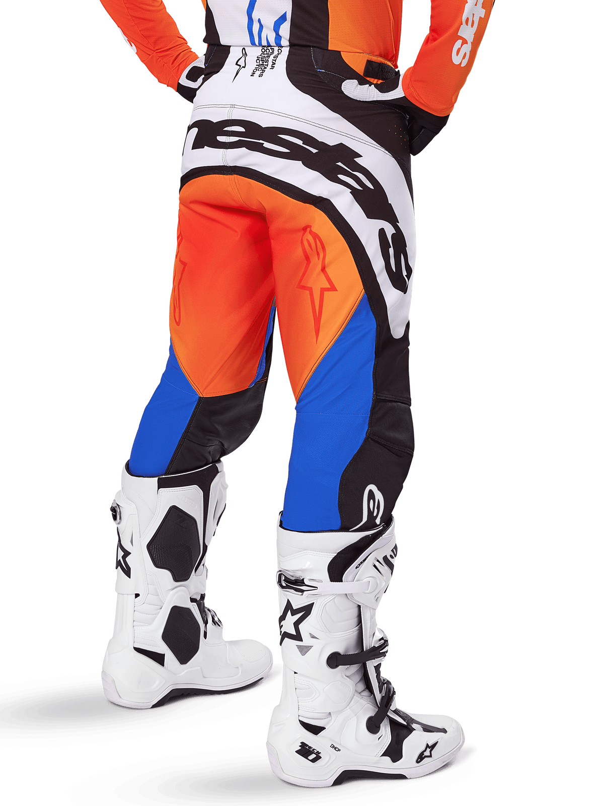 Alpinestars 2025 Techstar Melt Hose, Motocross-Hose, Orange und Blau, Rückansicht mit großem weißem Branding am Gesäß, getragen mit passendem orangefarbenem Jersey und weißen Tech 10 Stiefeln, strapazierfähige Offroad-Rennausrüstung
