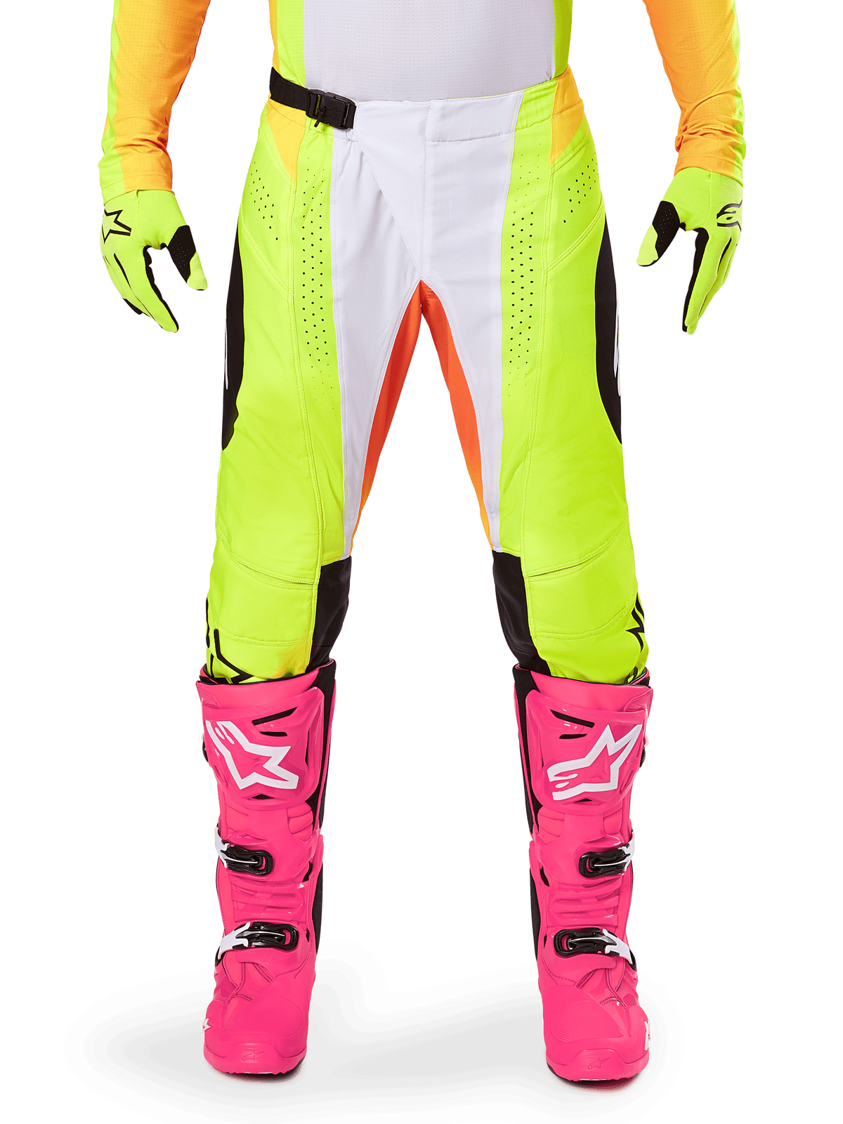 Alpinestars 2025 Techstar Melt Hose, Motocross-Hose, Neongelb und Weiß mit orangefarbenen Akzenten, getragen mit passenden gelben Handschuhen und leuchtend rosa Motocross-Stiefeln, verfügt über perforierte Belüftungseinsätze und eine magnetische Taillenschnalle, Hochleistungs-Rennausrüstung.