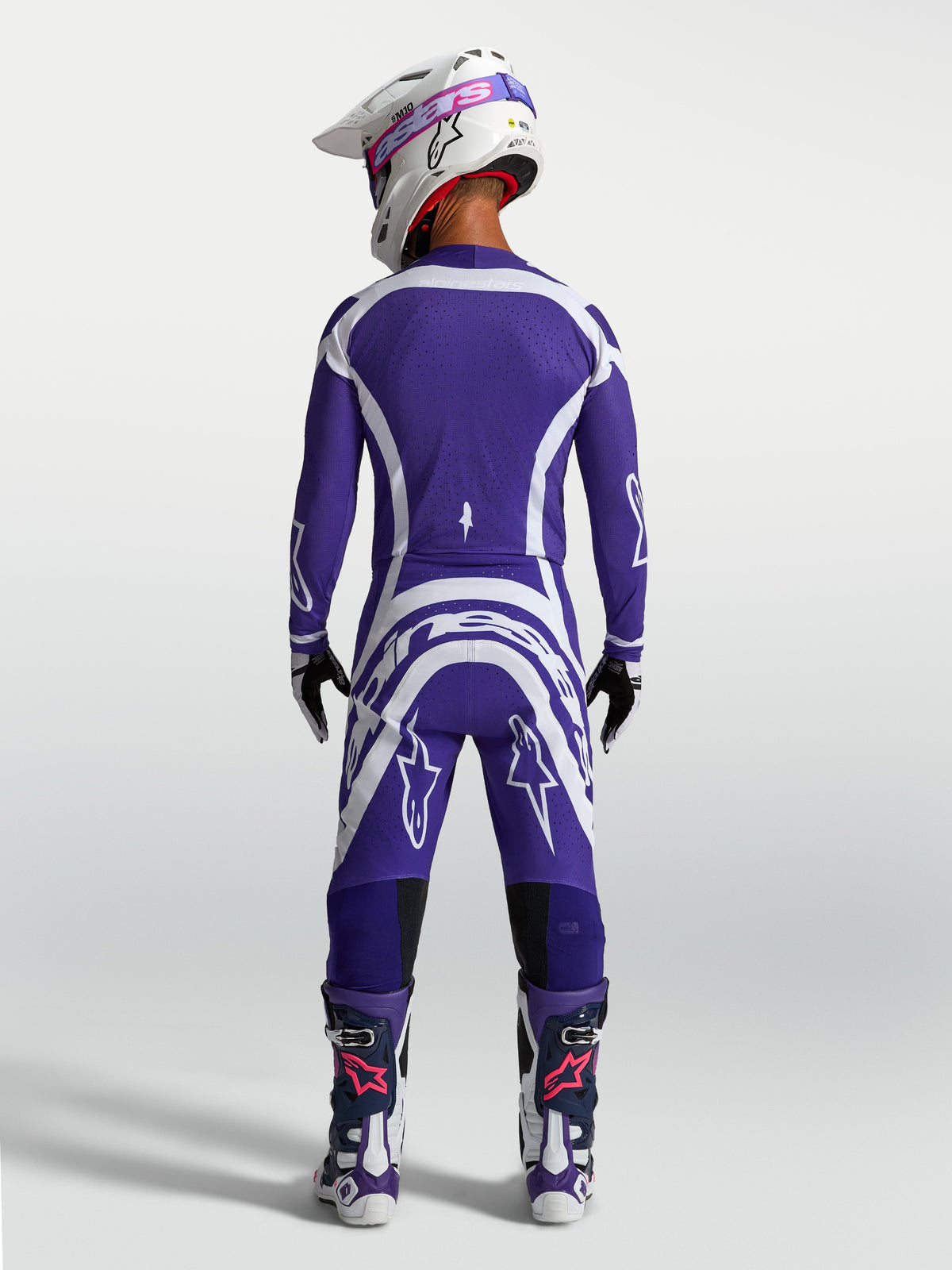 Alpinestars Supertech Vesta, maillot et pantalon de motocross bleu profond et blanc, vue de dos sur un mannequin.