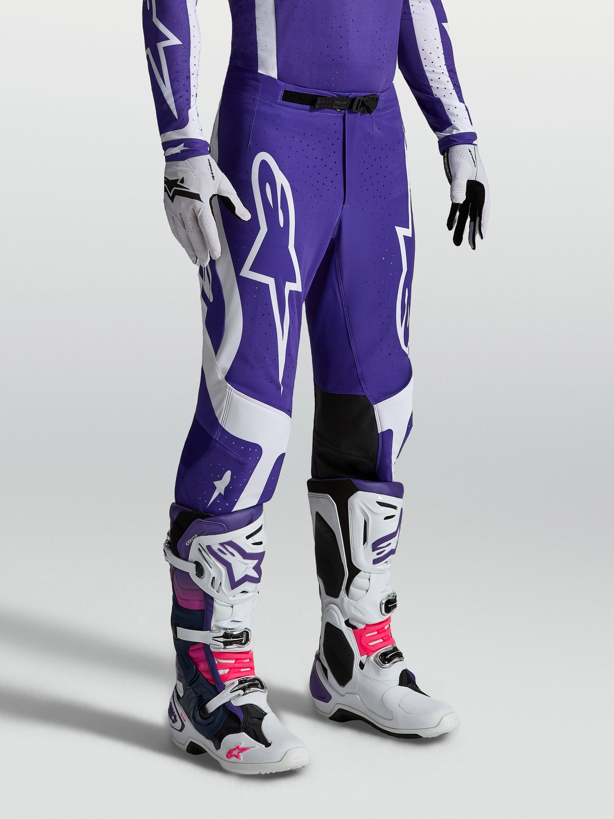 Alpinestars Supertech Vesta, pantalons de motocross pour homme, bleu foncé et blancs, coupe athlétique et panneaux en cuir.