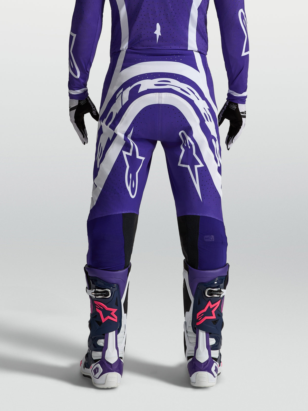 Pantalons Alpinestars Supertech Vesta pour homme, équipement de motocross, bleu foncé et blanc, vue arrière montrant la coupe athlétique et le tissu rip-stop