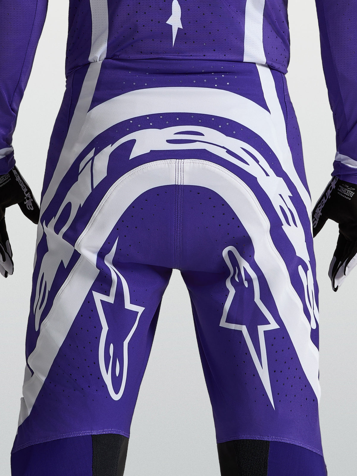 Alpinestars Supertech Vesta, pantalons de motocross pour homme, bleu foncé et blanc, vue arrière montrant le logo et les perforations de ventilation.