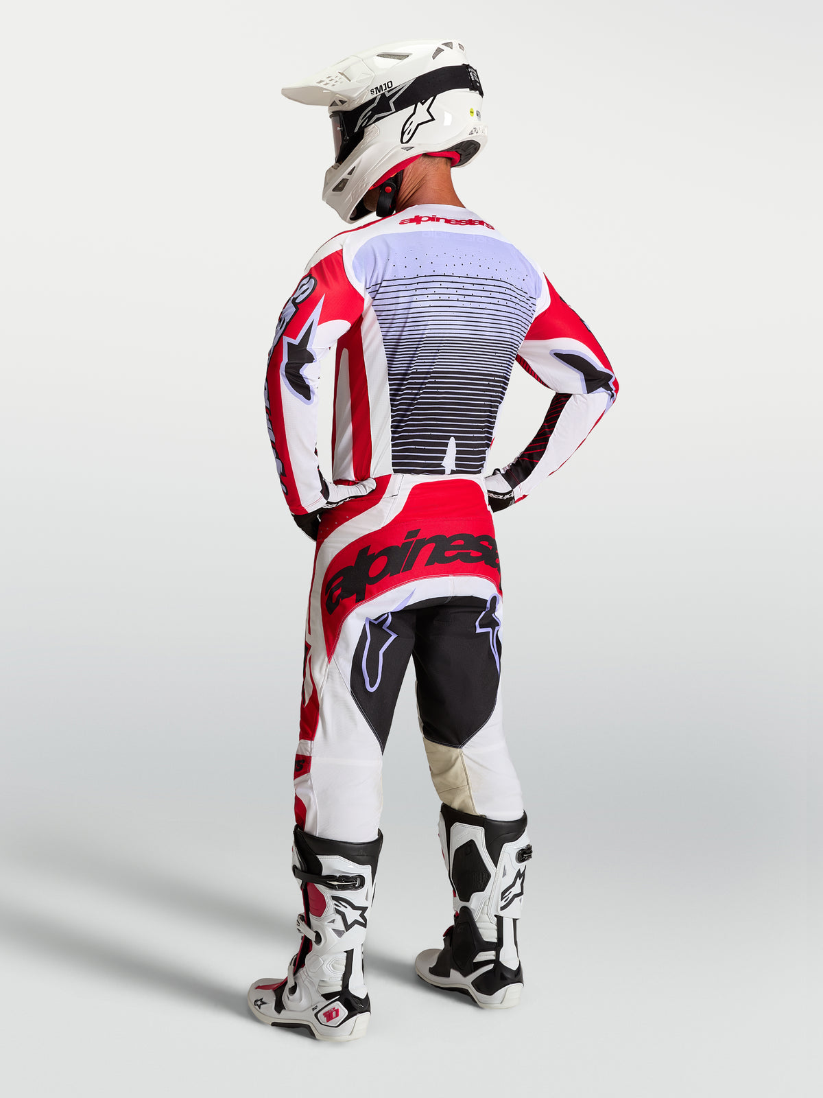 Pantalon Alpinestars Techstar Maven, équipement de motocross pour homme, rouge et blanc, vue de dos avec maillot assorti