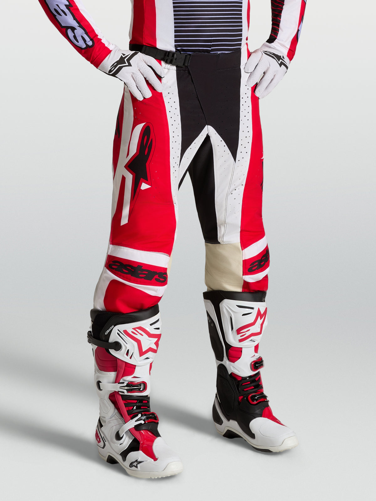 Pantalon Alpinestars Techstar Maven, motocross rouge et blanc, panneaux en cuir et coupe athlétique pour homme