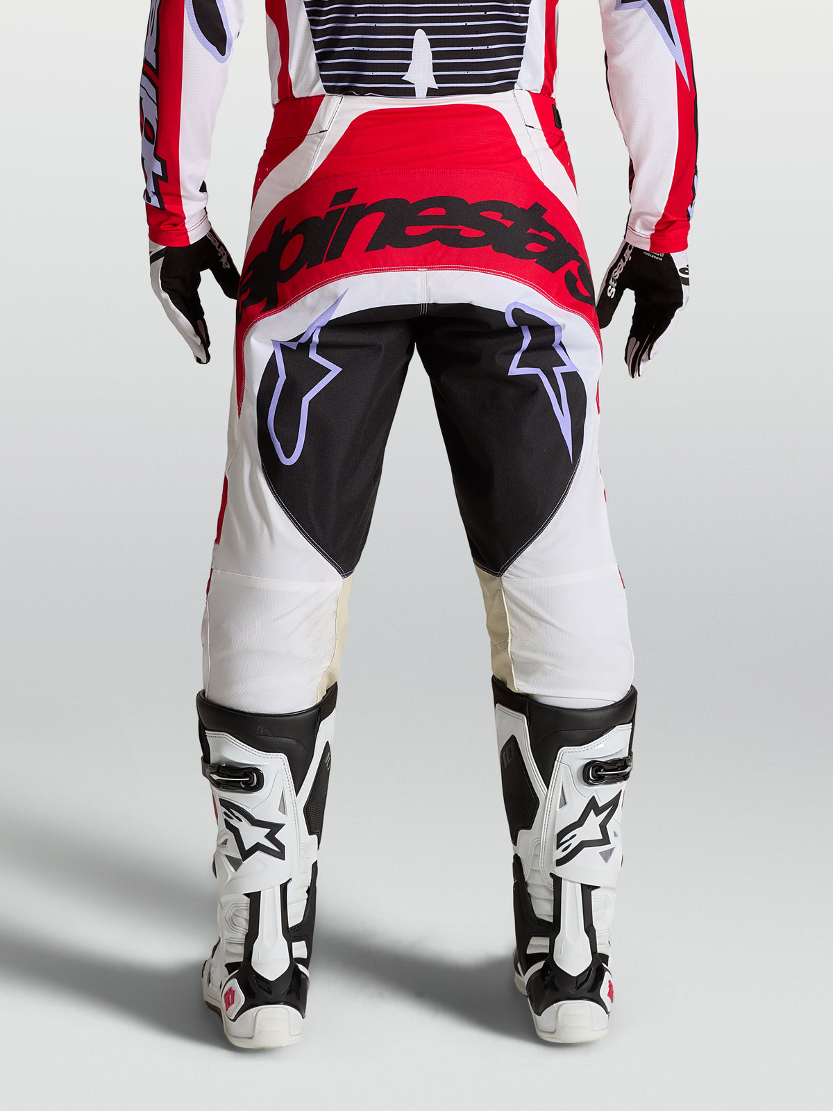 Pantalon Alpinestars Techstar Maven de motocross pour homme, rouge et blanc, assise renforcée et coupe athlétique, vue de dos.