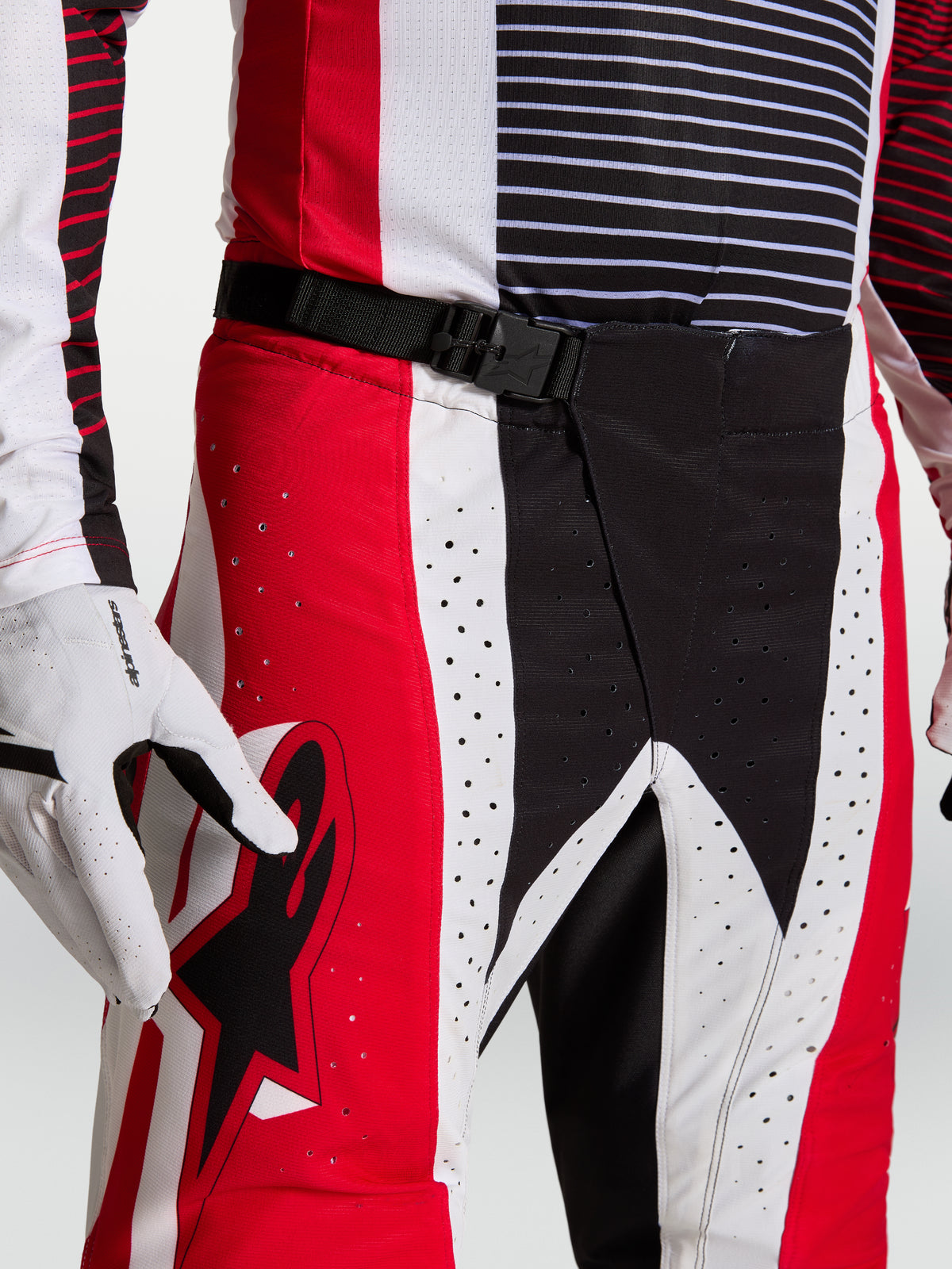 Alpinestars pantalon Techstar Maven, pantalon de motocross rouge et noir, fermeture magnétique SX2 et perforations laser.