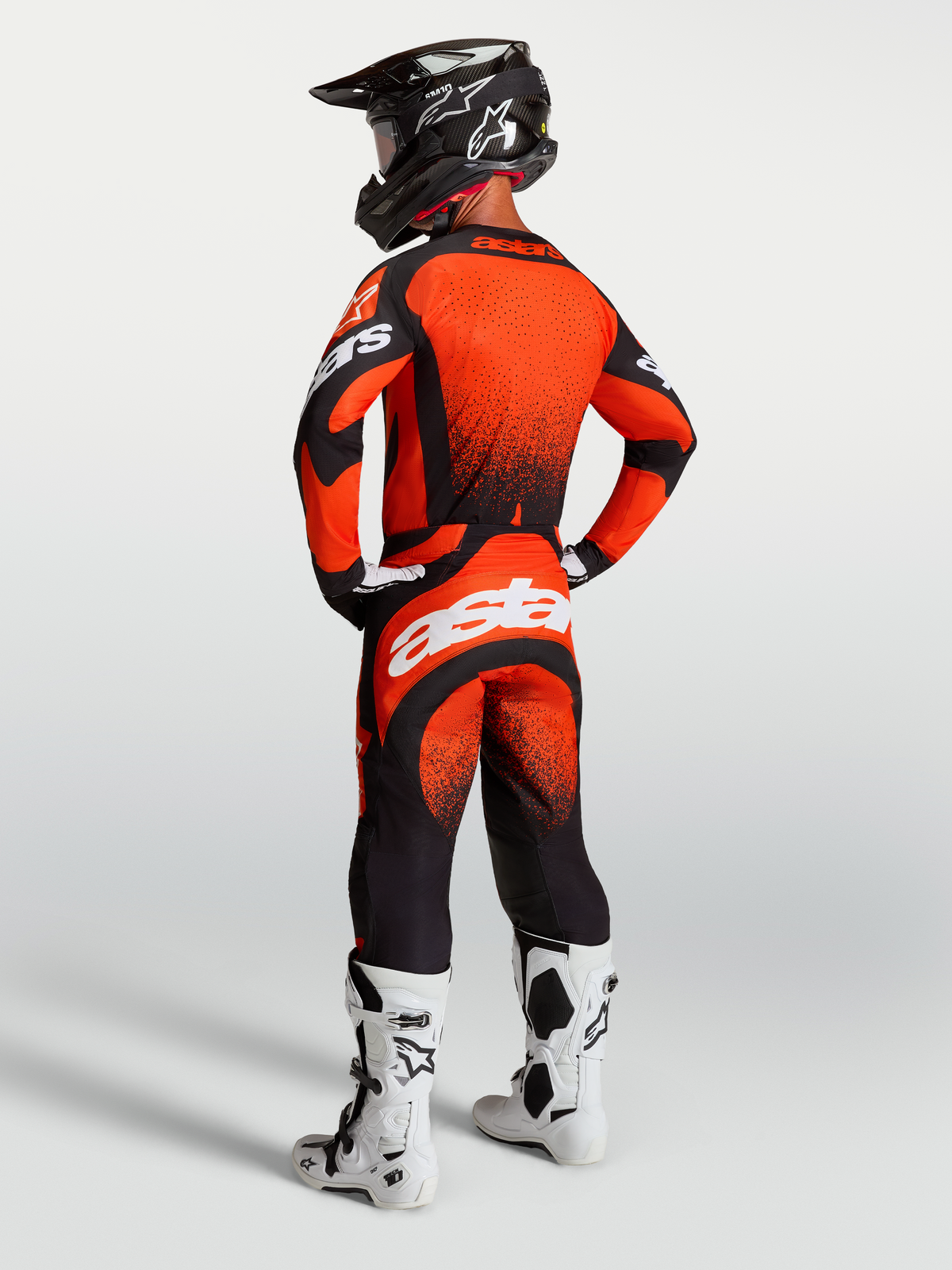 Alpinestars Techstar Swan, maillot et pantalons de motocross pour homme, rouge cardinal et noir, logos blancs, vue de dos