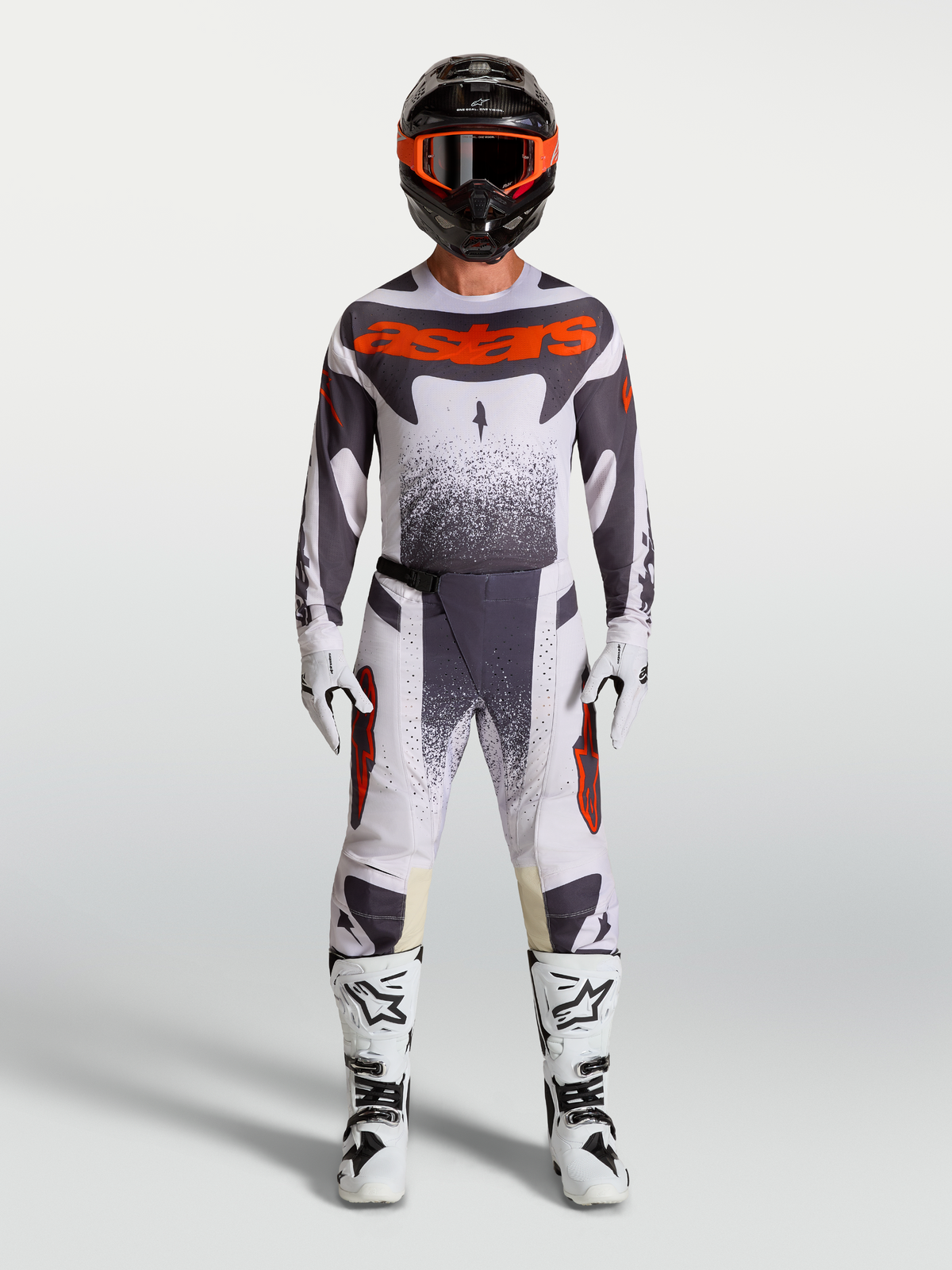 Alpinestars Techstar Swan, tenue de motocross pour homme lilas, gris et rouge fluo avec bottes blanches, style tout-terrain
