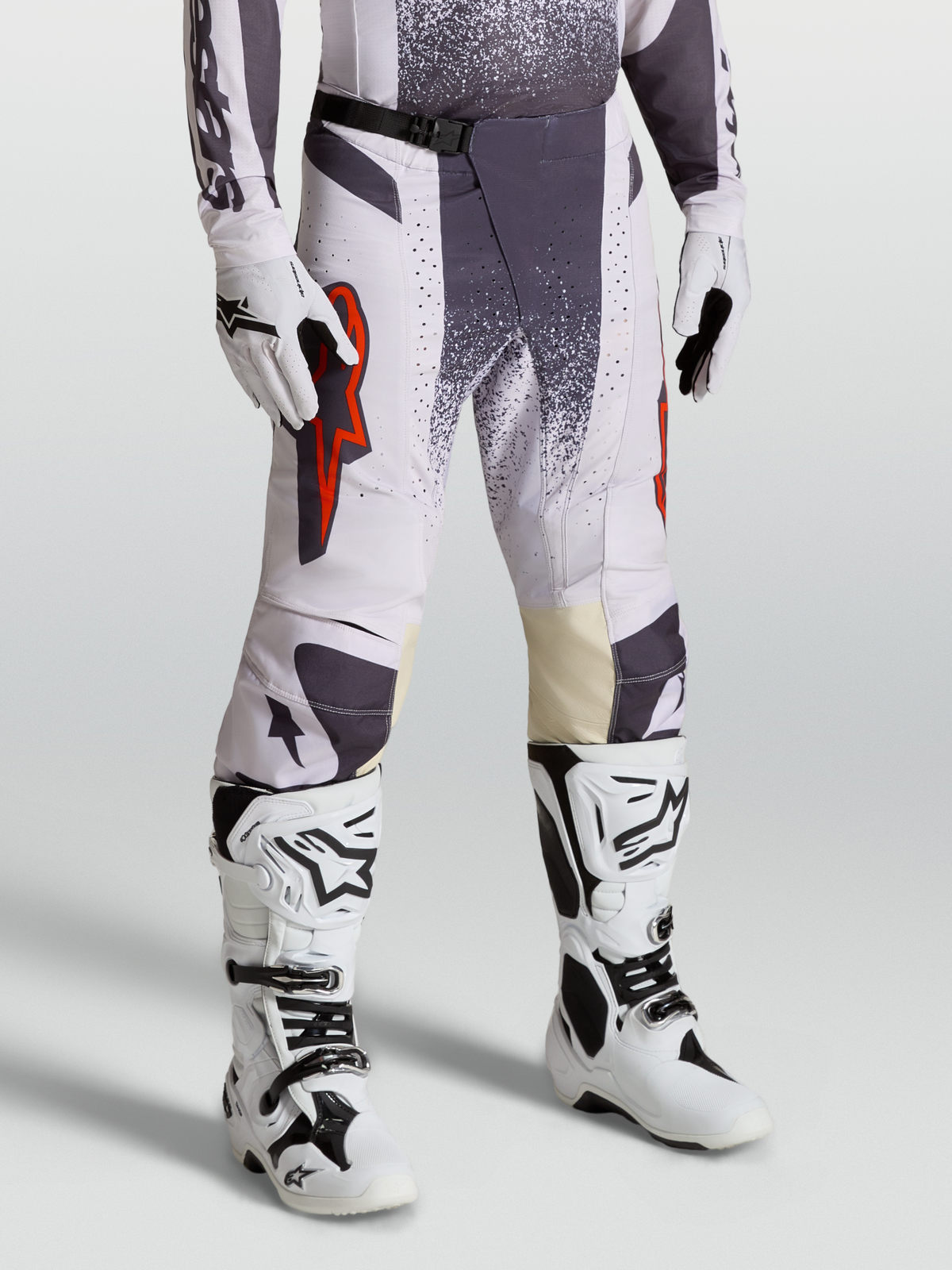 Alpinestars Techstar Swan Hose, Motocross-Hose für Herren, Hellviolett und Dunkelgrau mit roten Akzenten, On-Model-Foto mit Handschuhen und Stiefeln