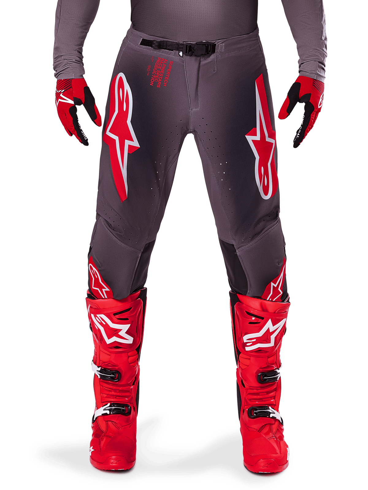 Alpinestars 2025 Supertech Lipan crossbroek, motorcrossbroek, Smoke Bright Red, grijs chassis met opvallende rode en witte logo's, gecombineerd met rode racelaarzen en handschoenen, voorzien van geperforeerde ventilatie, hoogwaardige off-road uitrusting