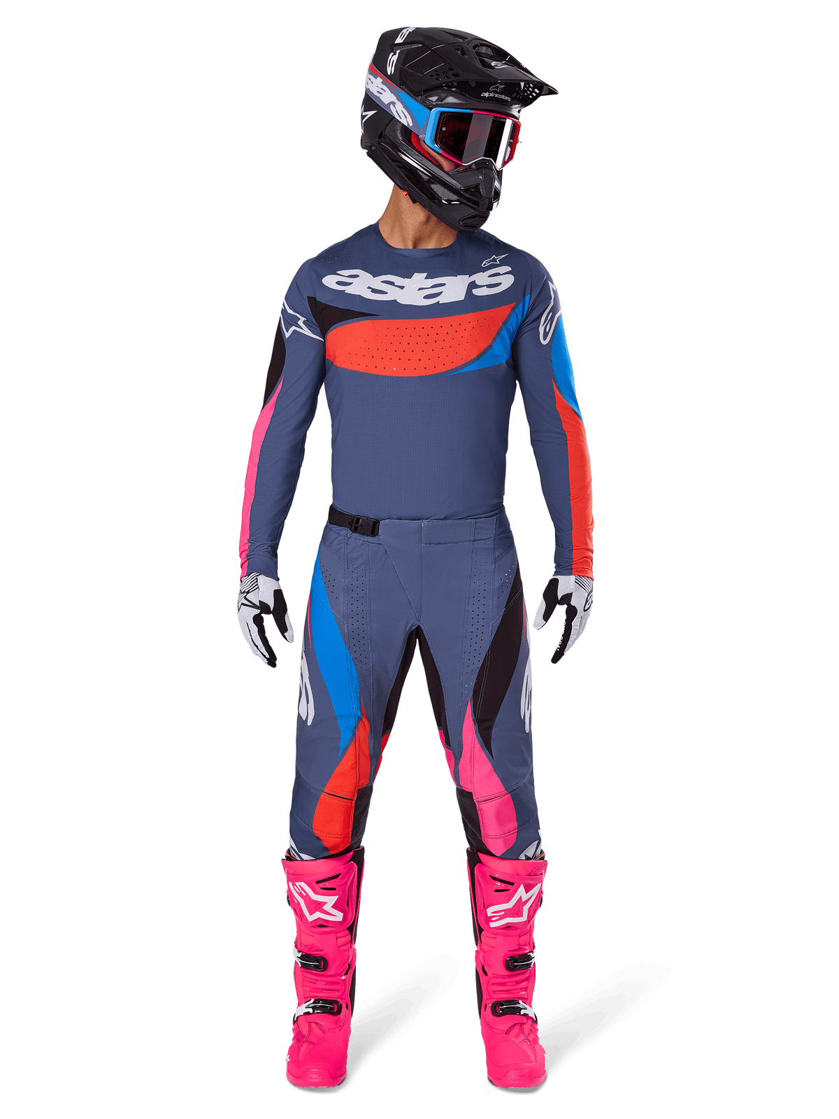 Alpinestars 2025 Techstar Dreem crossbroek, motorcross broek, grijs multicolor met roze en blauwe accenten, gedragen door een rijder met een bijpassende technische jersey, zwarte helm en felroze laarzen, complete high-performance off-road race-uitrusting