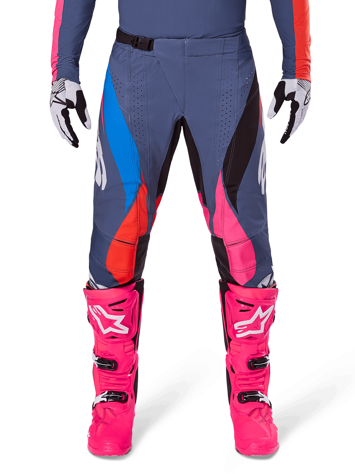 Alpinestars 2025 Techstar Dreem broek, motorcrossbroek, grijs multicolor met roze, blauwe en oranje accenten, gedragen met felroze motorcrosslaarzen en bijpassende jersey, atletische racepasvorm met lasergesneden ventilatiegaten