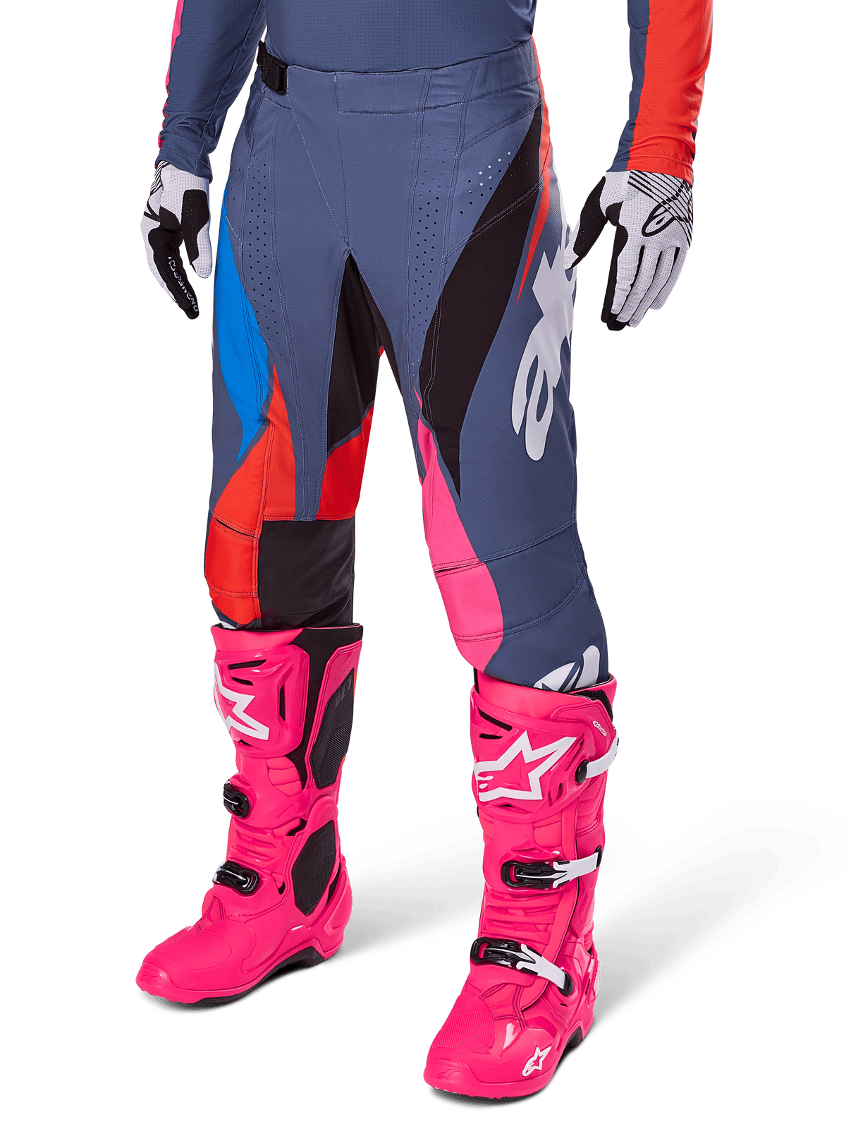 Alpinestars 2025 Techstar Dreem Hose, Motocross-Hose, Dunkelgrau mit blauen, roten und pinken Panels, weiße Grafiken, getragen mit leuchtend pinken Stiefeln und schwarz-weißen Handschuhen, auffälliges High-Visibility-Design