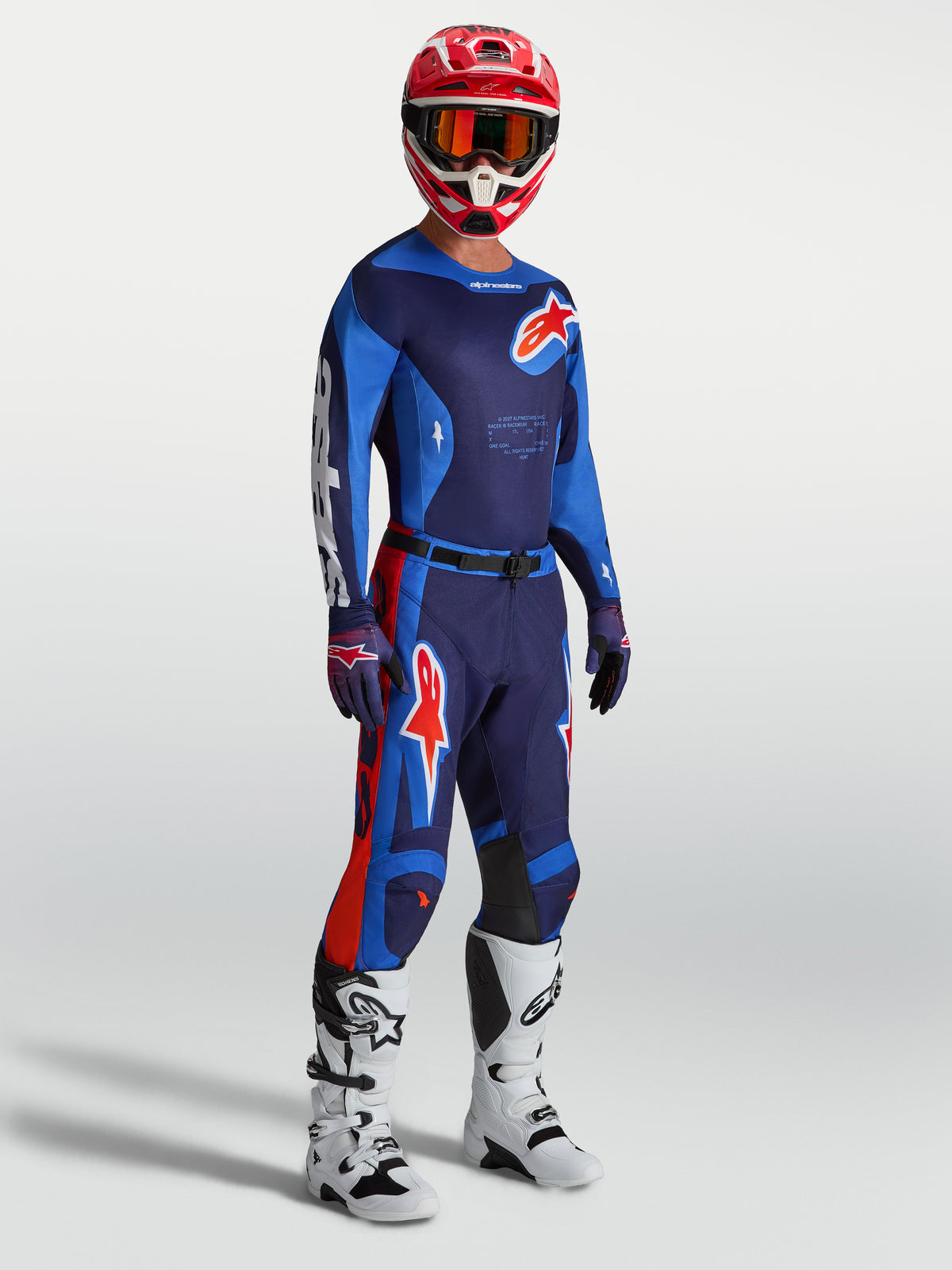 Pantalon Racer Hunt Alpinestars, équipement de motocross pour homme, bleu et rouge, coupe ergonomique pré-courbée, porté avec maillot et bottes assortis