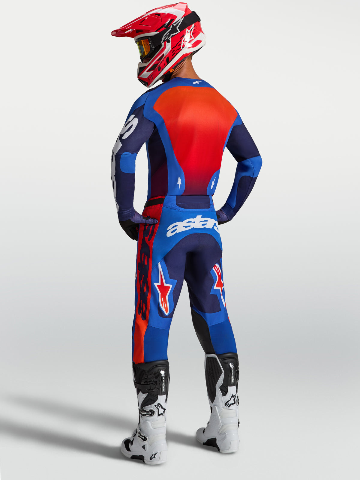 Alpinestars Racer Hunt, pantalon de motocross pour homme, bleu et rouge, coupe ergonomique pré-courbée, vue de dos