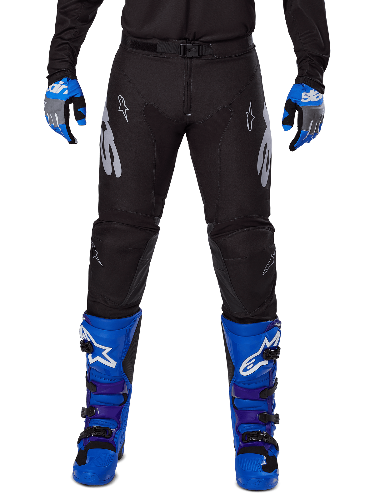Alpinestars 2025 Racer Graphite Hose, Motocross-Hose, Schwarz und Grau, getragen mit blau-grauen Handschuhen und blauen Stiefeln, silbernes Astars-Branding auf den Oberschenkeln und verstärkte Knie, sportliches Design für Offroad-Performance