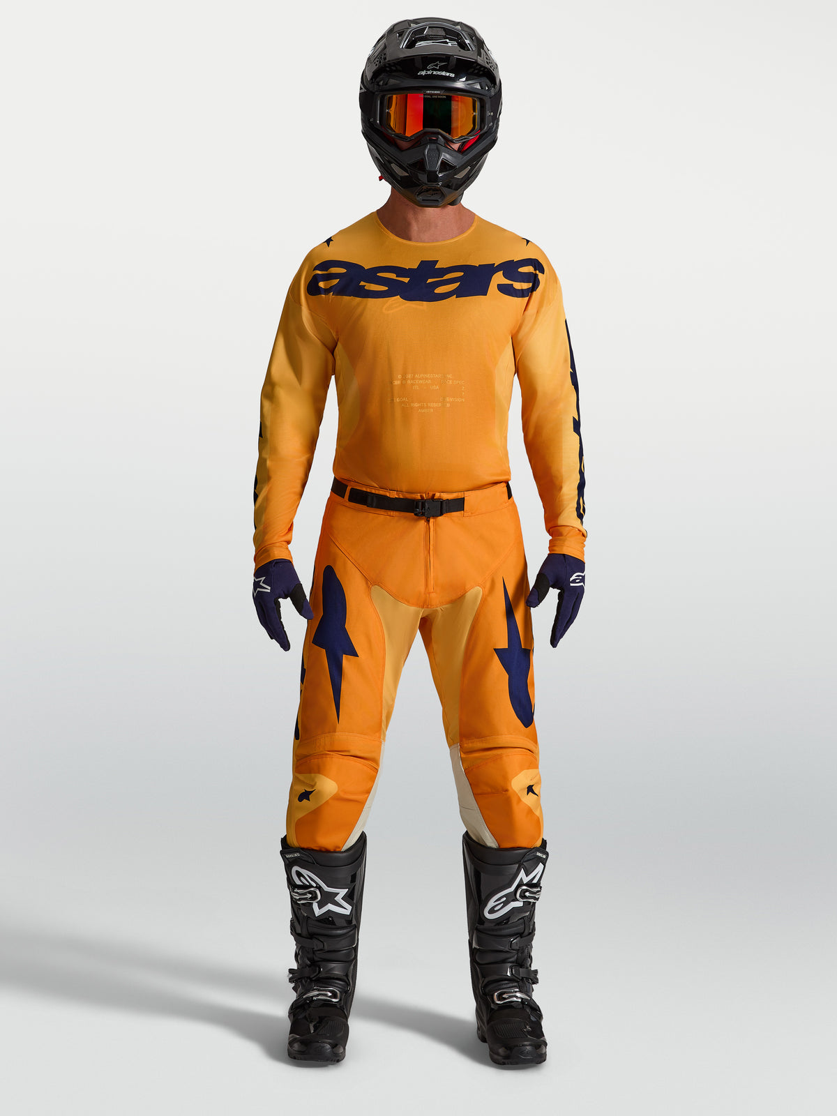 Alpinestars Racer Amber 2027, ensemble MX et pantalon de motocross, orange et bleu foncé, avec maillot et bottes.