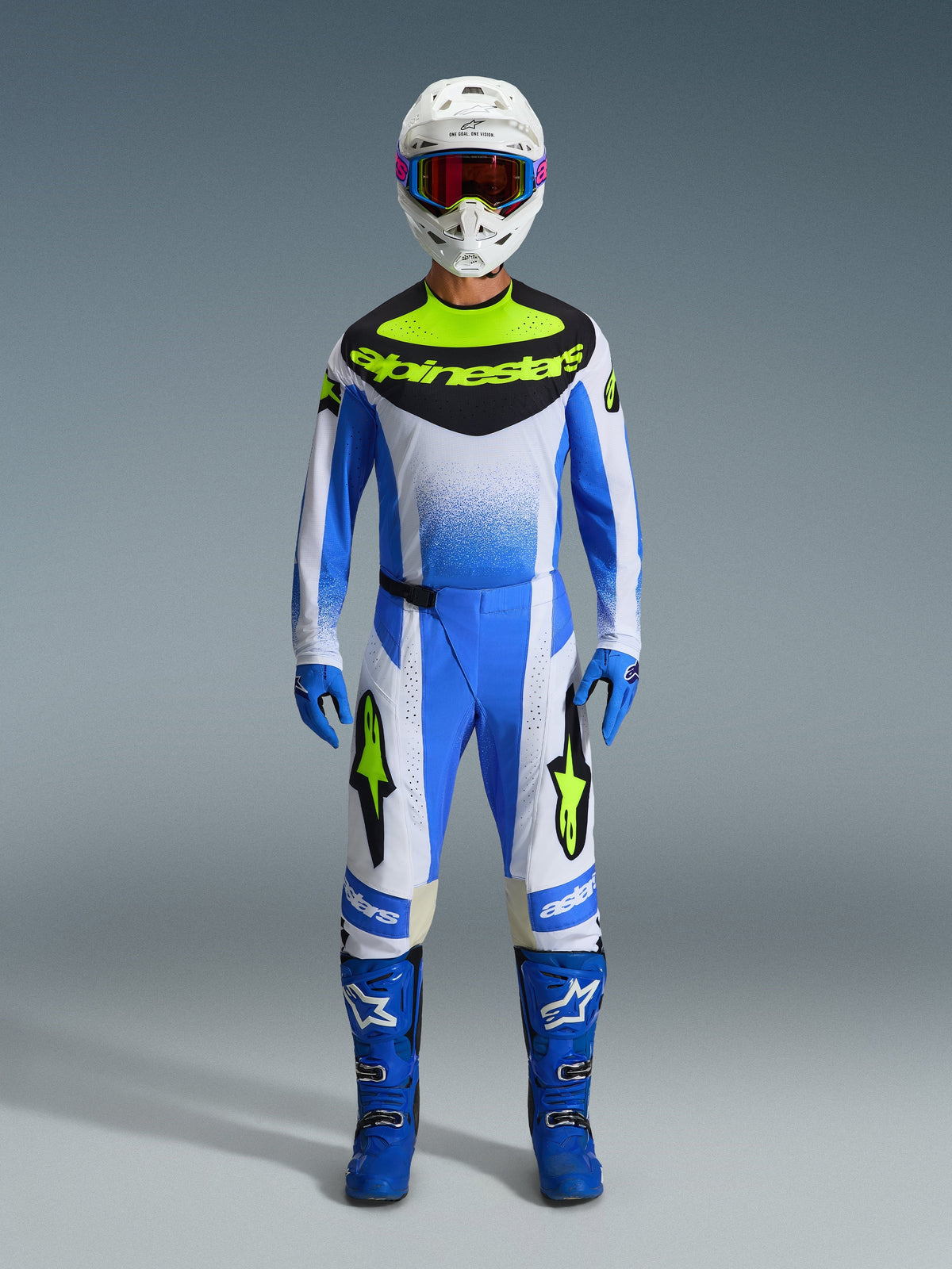 Alpinestars 2026 Techstar Knif Ausrüstungsset, Motocross-Rennoutfit in Blau, Weiß und Neongelb, Ganzkörperaufnahme eines Fahrers in passendem Trikot und Hose mit weißem Helm, blauer Brille und blauen Rennstiefeln, abgestimmte Offroad-Wettkampfausrüstung