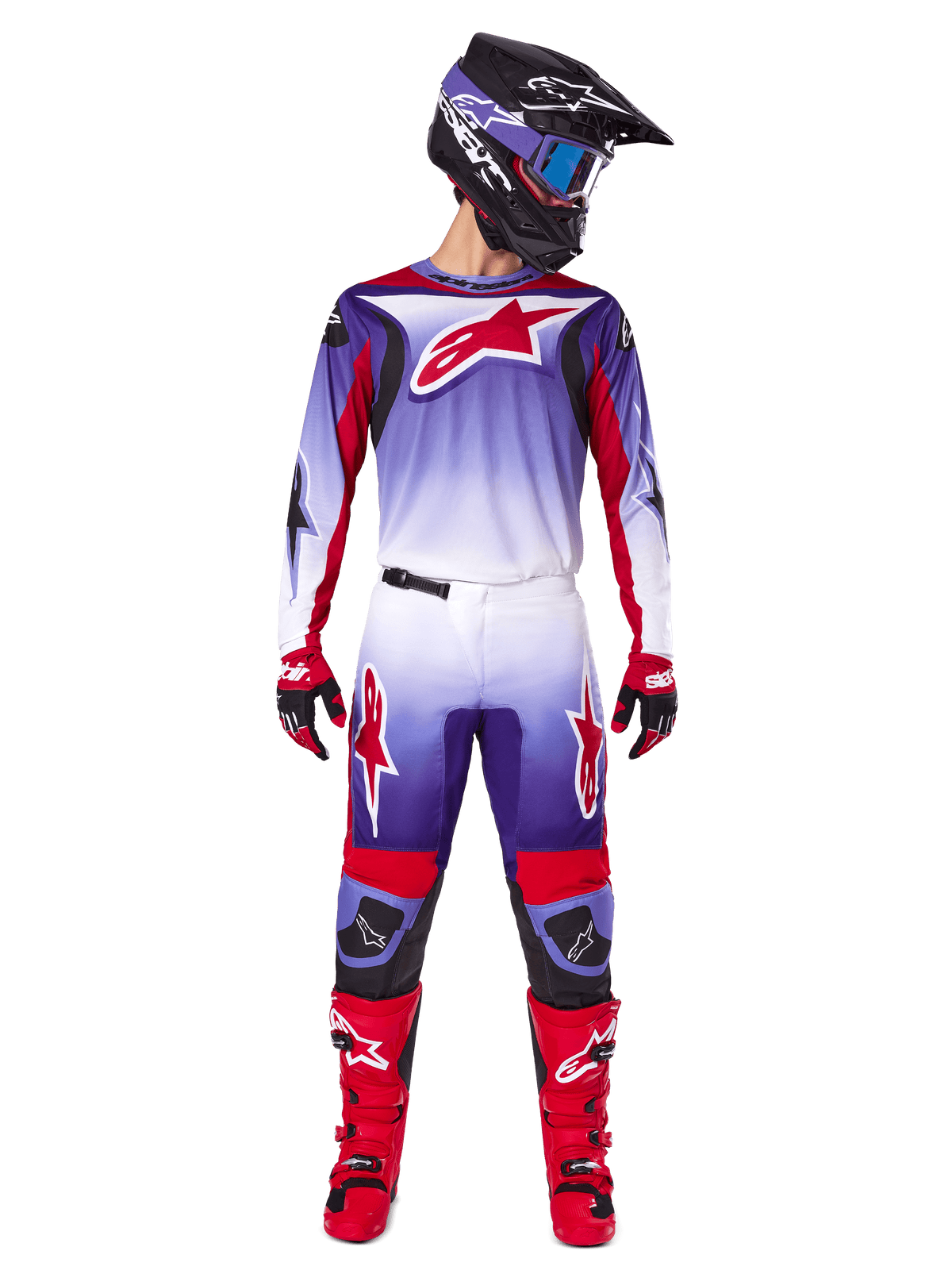 Alpinestars 2025 Fluid Wurx Gear Set, motorcrossrijder in paars, wit en felrood shirt en broek, zwarte helm met blauwe bril, rode motorcrosslaarzen en bijpassende handschoenen, sportief ontwerp voor off-road prestaties
