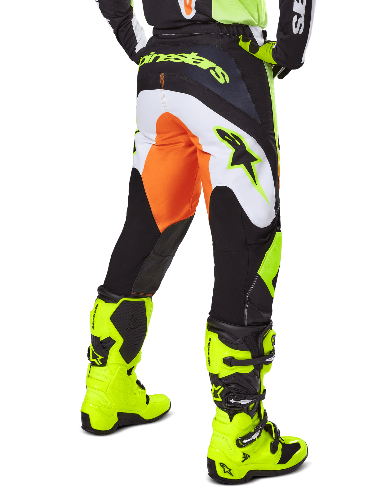Alpinestars 2025 Fluid Wurx broek, motorcross broek, geel en zwart met oranje en witte accenten, achteraanzicht gedragen met bijpassende felgele laarzen, duurzame constructie met opvallende branding voor motorcross