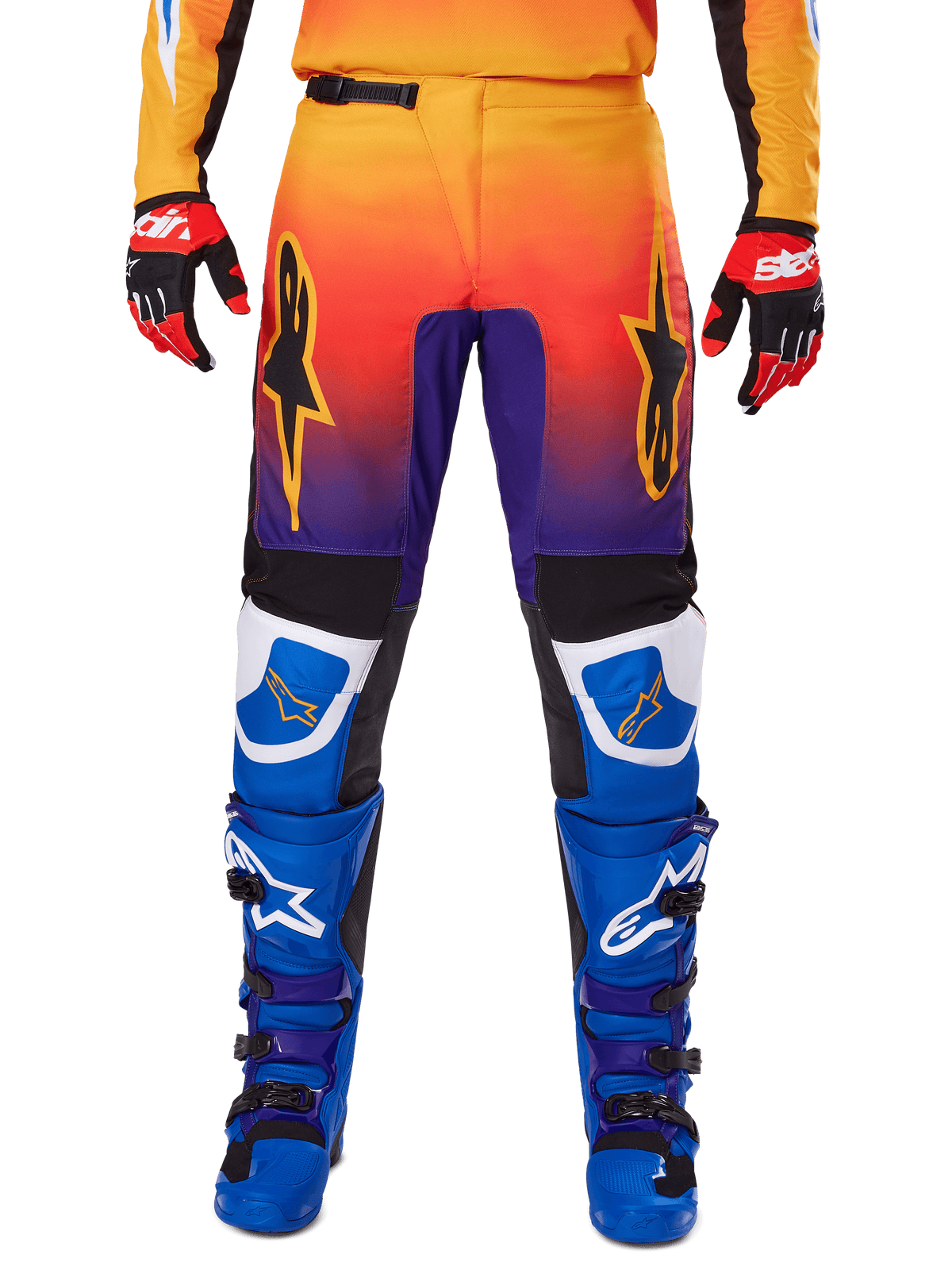 Alpinestars 2025 Fluid Wurx Hose, Motocross-Hose, Mehrfarbig mit Orange-Lila-Farbverlauf und blauen Einsätzen, getragen mit passenden blau-lila Stiefeln und rot-schwarzen Handschuhen, Vorderansicht mit Stern-Logo-Branding.
