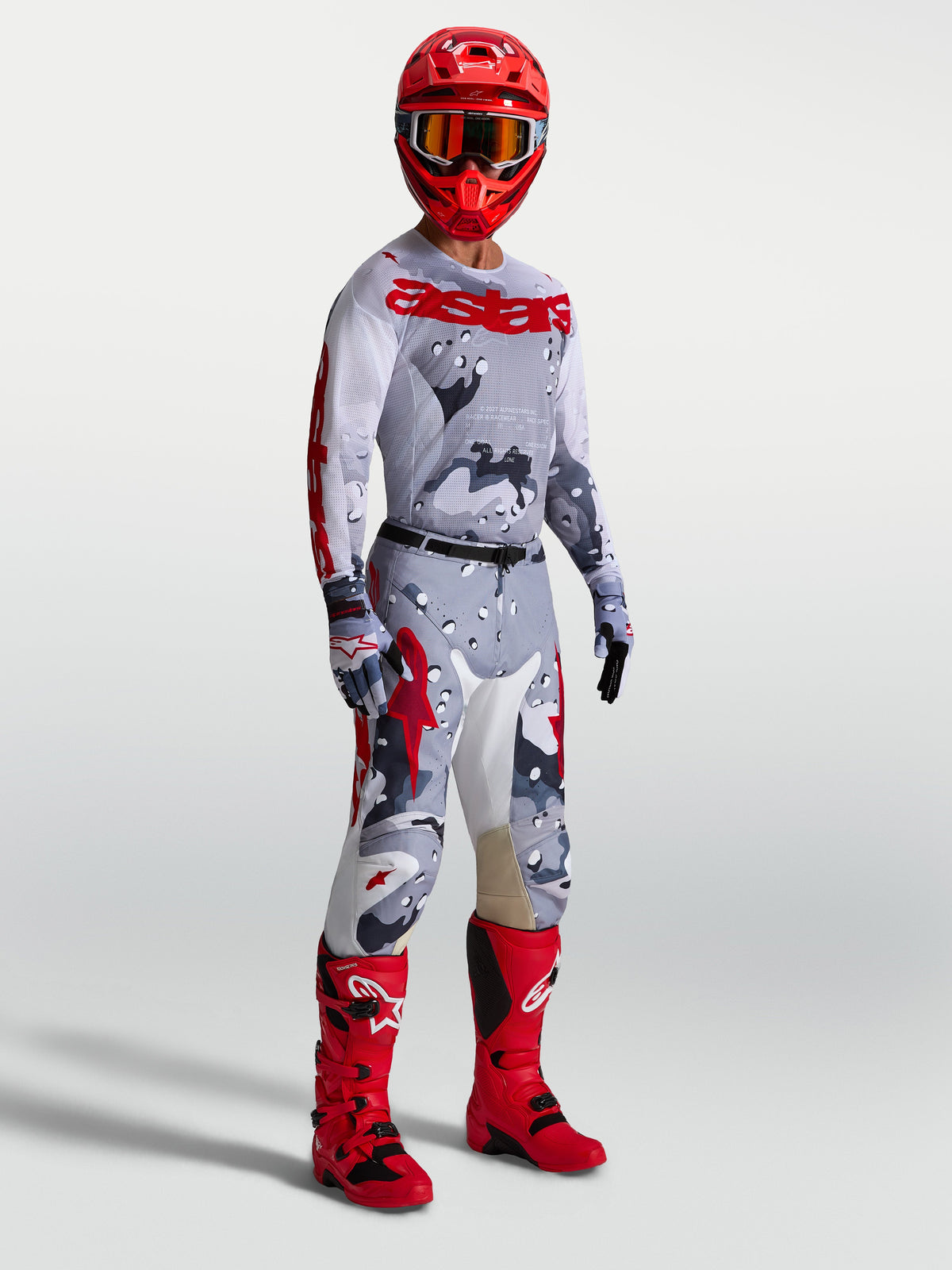 Pantalon Alpinestars Racer Air Lone, équipement de motocross pour homme, gris camouflage et rouge, avec maillot et bottes.