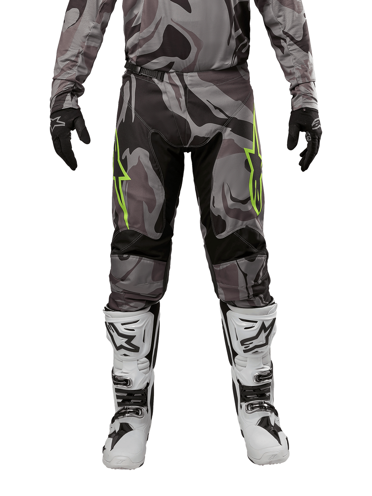 Alpinestars 2024 Racer Tactical crossbroek, motorcrossbroek, Cast Gray Camo Magnet, gedragen met bijpassende camouflage jersey, zwarte handschoenen en witte en zwarte laarzen, voorzien van limegroene sterlogo's op de dijen en zwarte stretchpanelen, vooraanzicht van off-road rijuitrusting