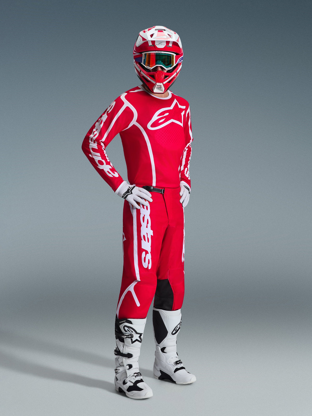 Alpinestars 2026 Fluid Apex Hose, Motocross-Hose, Rot und Weiß, getragen als Teil einer kompletten Rennausrüstung mit passendem Trikot, Helm, weißen Stiefeln und Handschuhen, abgestimmtes Outfit für den Offroad-Rennsport
