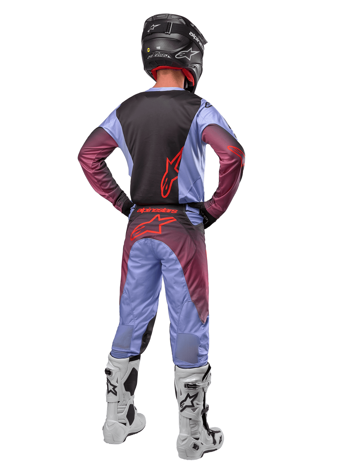 Alpinestars 2024 Racer Hoen Trikot und Hose, Lavan Purple Black, vollständige Rückansicht eines Motocross-Fahrers in passender Ausrüstung mit weiß-schwarzen Stiefeln und einem schwarzen Helm.