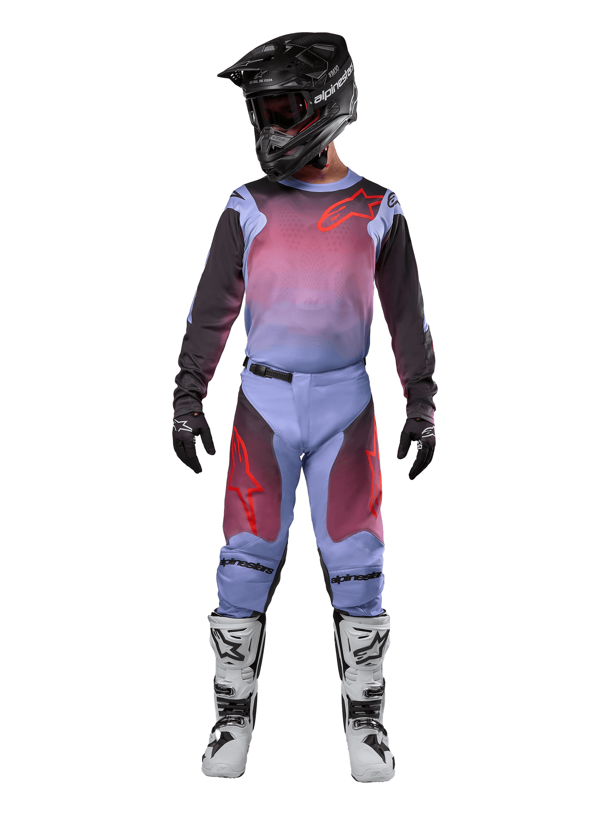 Motocross-Fahrer in kompletter Rennausrüstung, Alpinestars 2024 Racer Hoen Jersey und Hose, Lavan Lila und Schwarz mit roten Akzenten, schwarzer Helm, weiß-schwarze Stiefel, schwarze Handschuhe, abgestimmtes Outfit für den Offroad-Rennsport