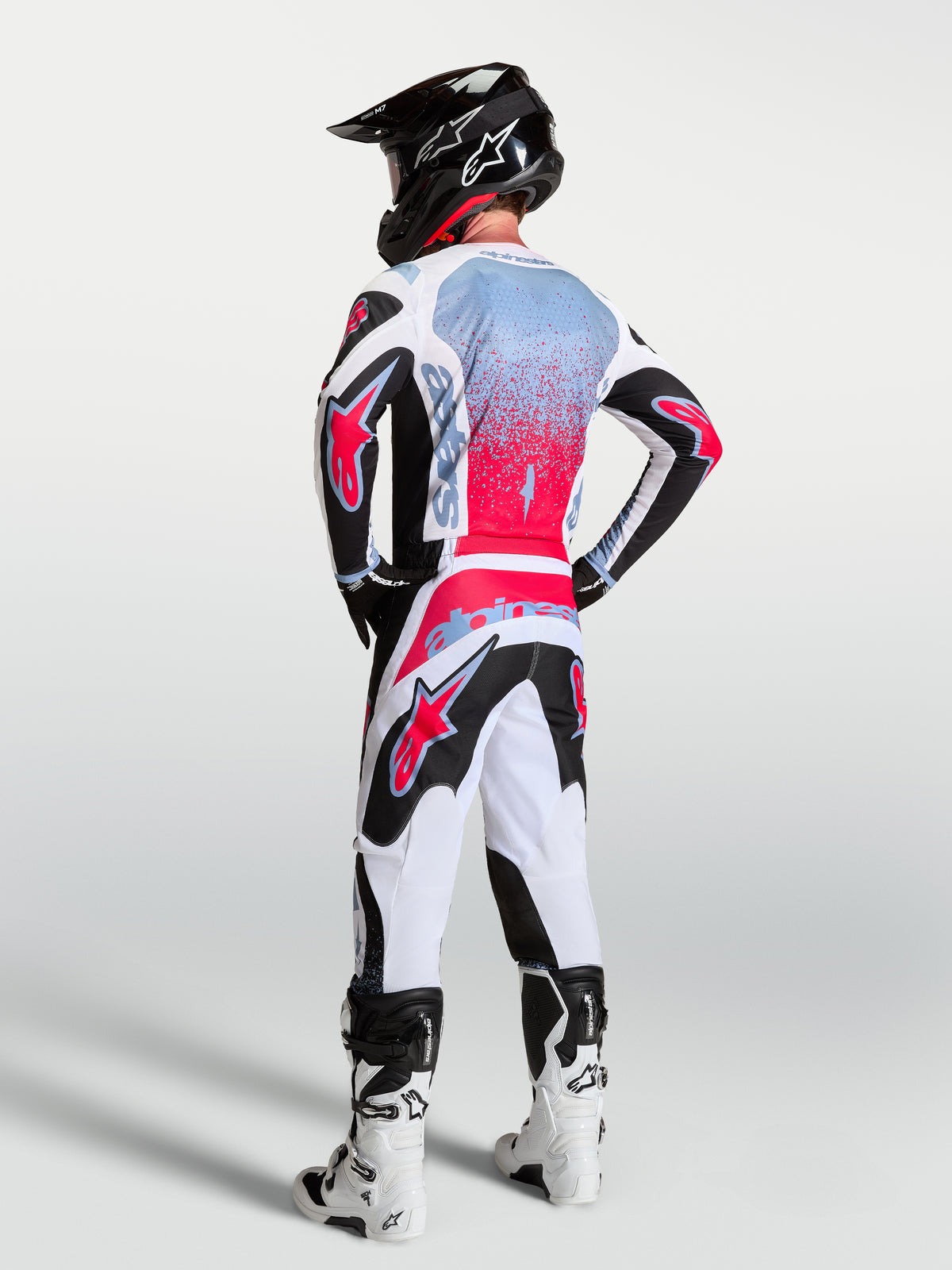 Alpinestars Fluid Drag broek, motocrossbroek voor heren, wit en zwart met rode accenten, achteraanzicht op model.