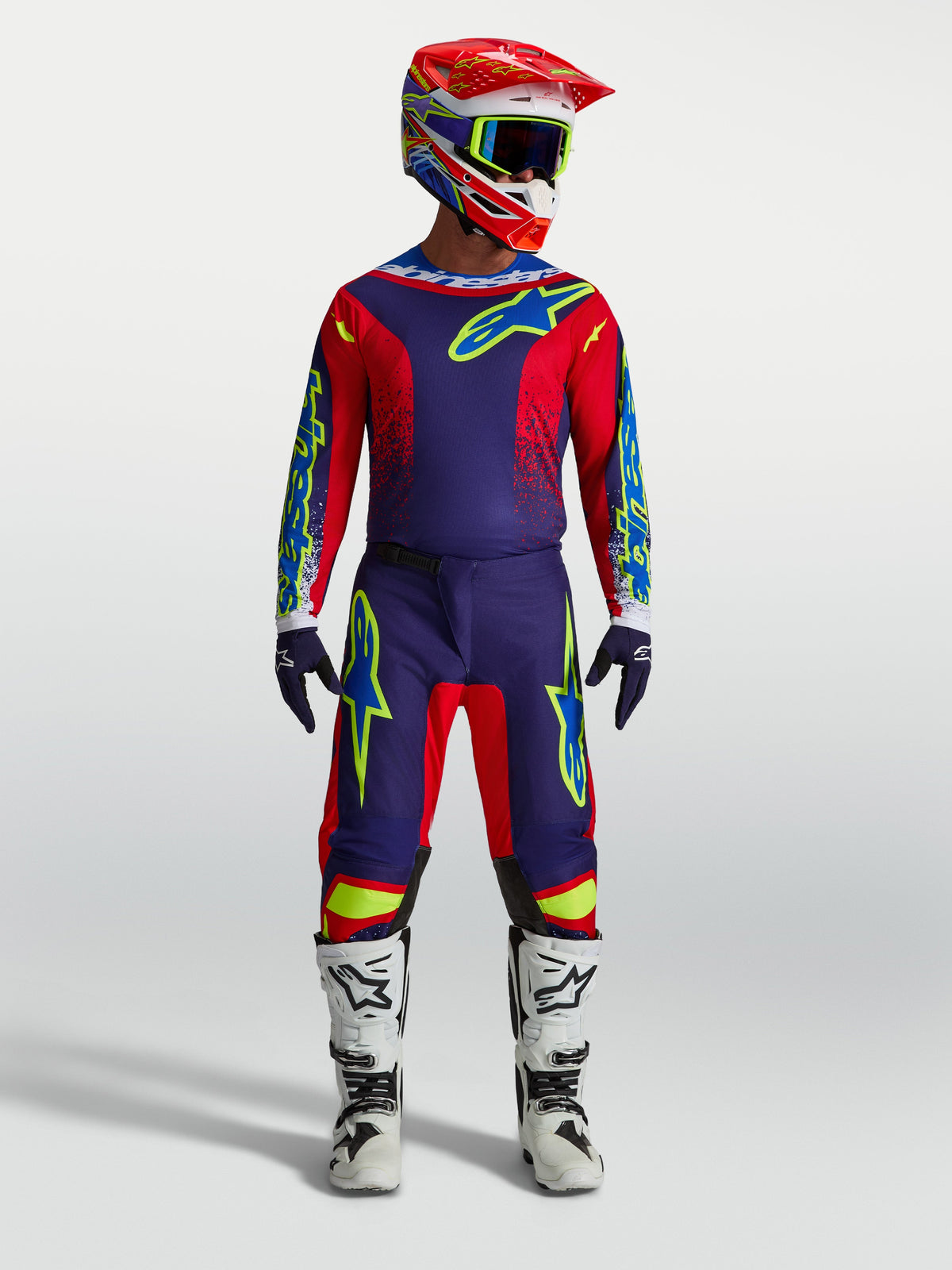 Alpinestars Fluid Drag broek en 2027 Fluid Drag uitrustingsset, heren motocross-outfit, blauw en rood met witte laarzen.