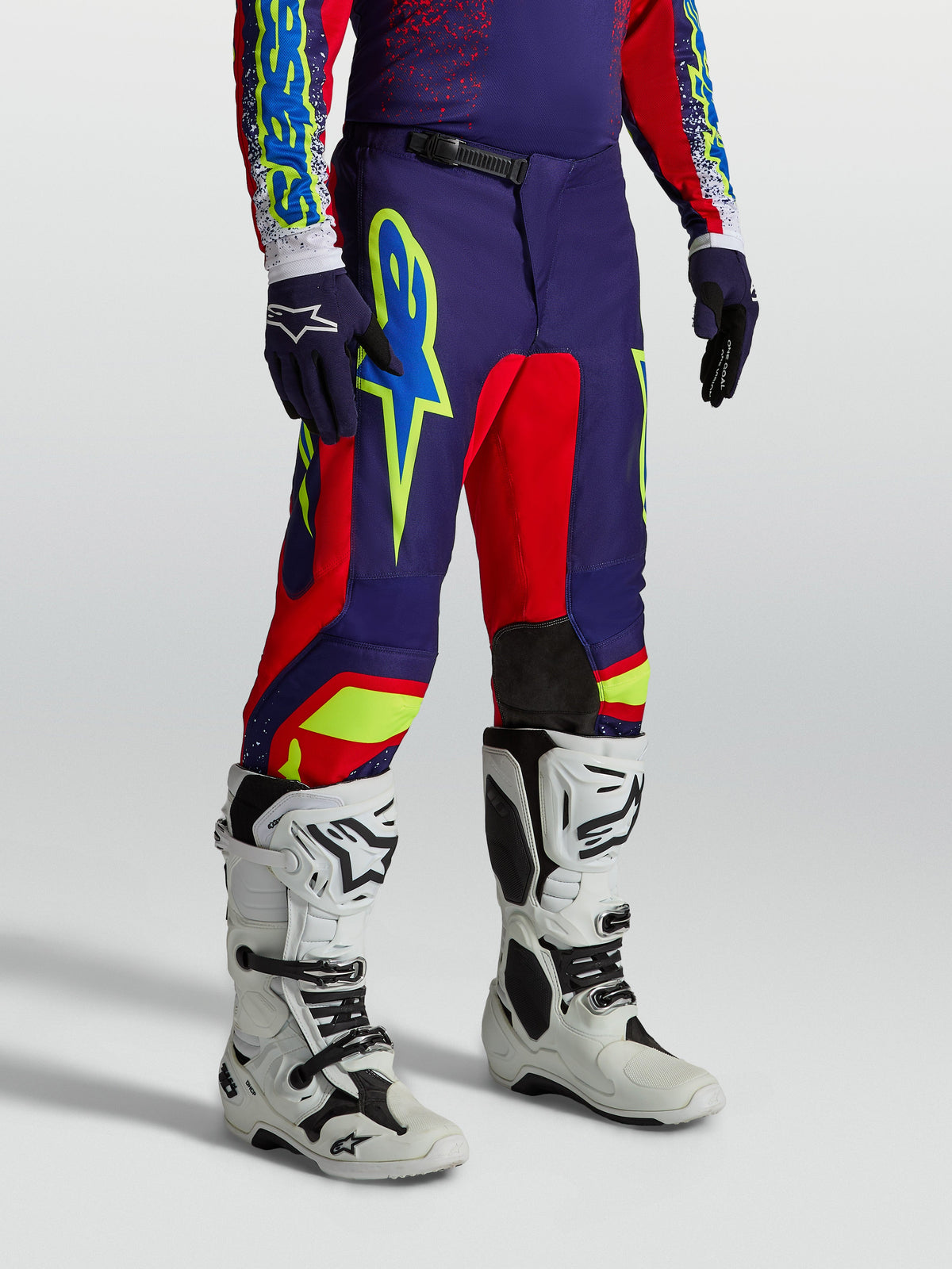 Alpinestars Fluid Drag broek, herenmotorcrossbroek, navyblauw en rood met opvallende graphics en witte motorlaarzen