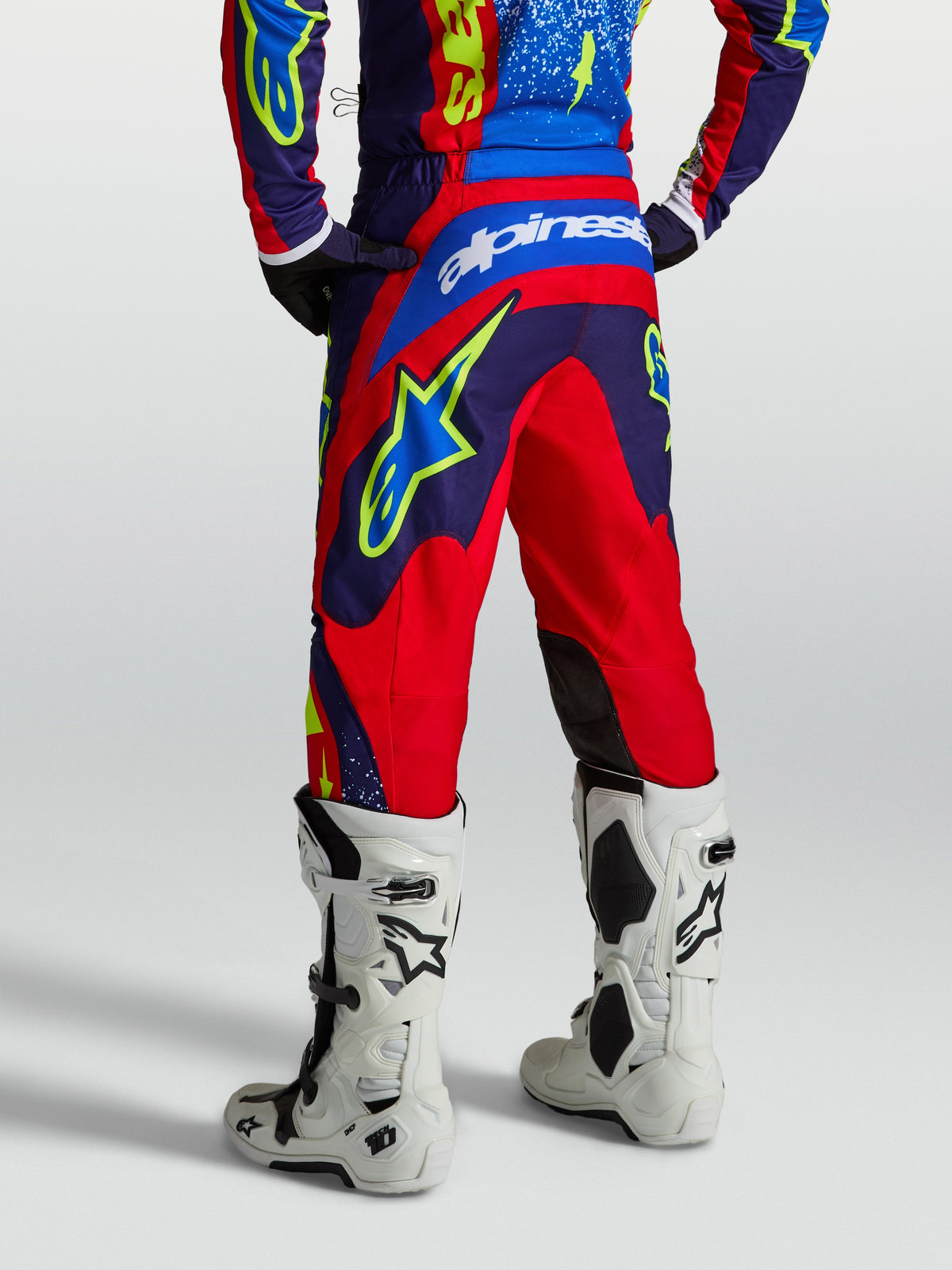 Alpinestars Fluid Drag broek, heren motocrossbroek in donkerblauw en rood met versterkt zitvlak en wit logodetail.
