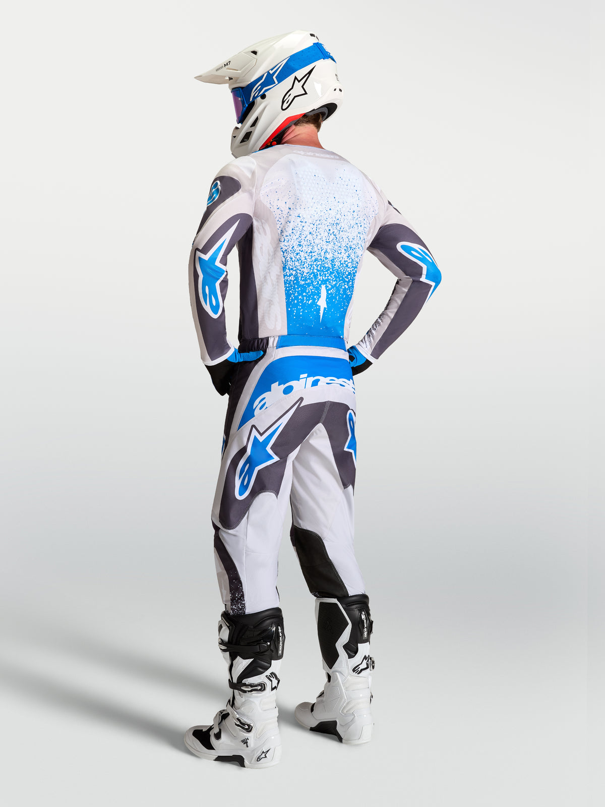 Pantalon Fluid Drag Alpinestars, pantalon de motocross pour homme, blanc et bleu, poly-tissu 600D, vue arrière sur mannequin