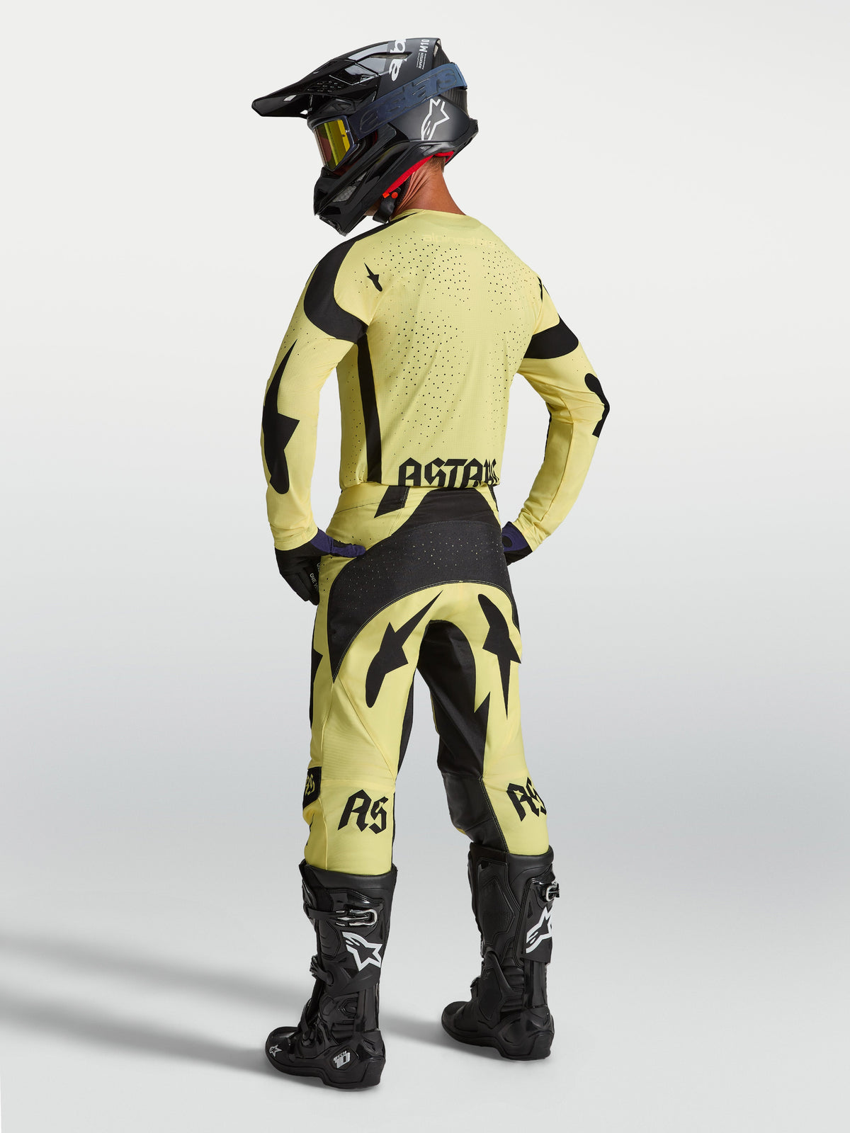 Alpinestars pantalon Techstar Atrox et Techstar Atrox Gear Set, tenue de motocross jaune et noire, vue de dos avec bottes