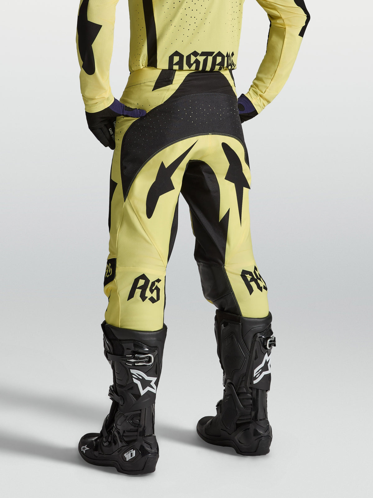 Pantalon Alpinestars Techstar Atrox jaune et noir, équipement de motocross athlétique pour le tout-terrain, vue de dos.