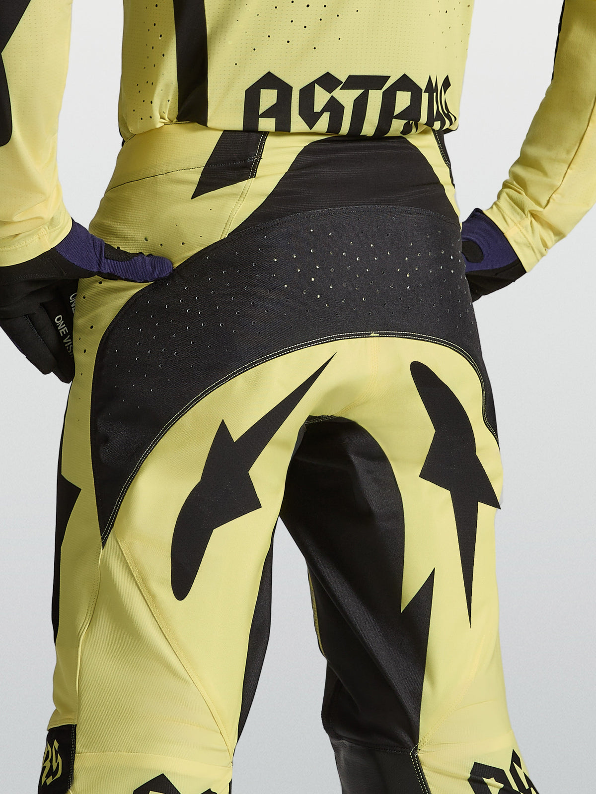 Pantalon de motocross Alpinestars Techstar Atrox, jaune et noir, avec assise perforée renforcée et coupe racing athlétique.