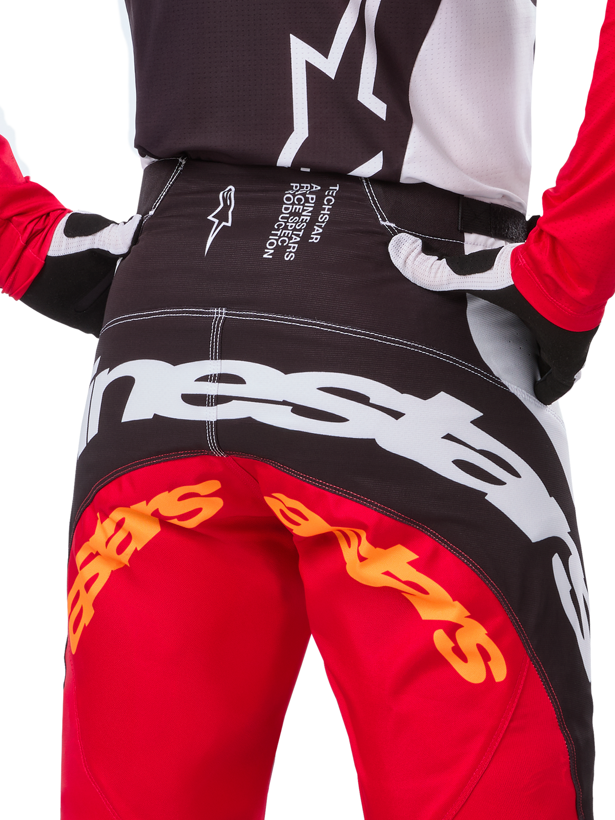 Alpinestars Limited Edition Techstar Deep Pants, motorcross broek, zwart, wit en felrood, met een multi-panel ontwerp, versterkte knieën en 4-way stretchpanelen voor off-road prestaties, close-up van de achterzijde met wit Alpinestars logo