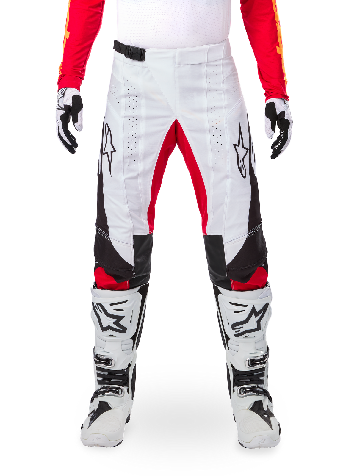 Alpinestars Limited Edition Techstar Deep Hose, Motocross-Hose, Weiß mit schwarzen und roten Akzenten, Stern-Logo und Laser-Perforationen, getragen mit weißen Motocross-Stiefeln und Handschuhen, strapazierfähiges technisches Material für den Offroad-Sport
