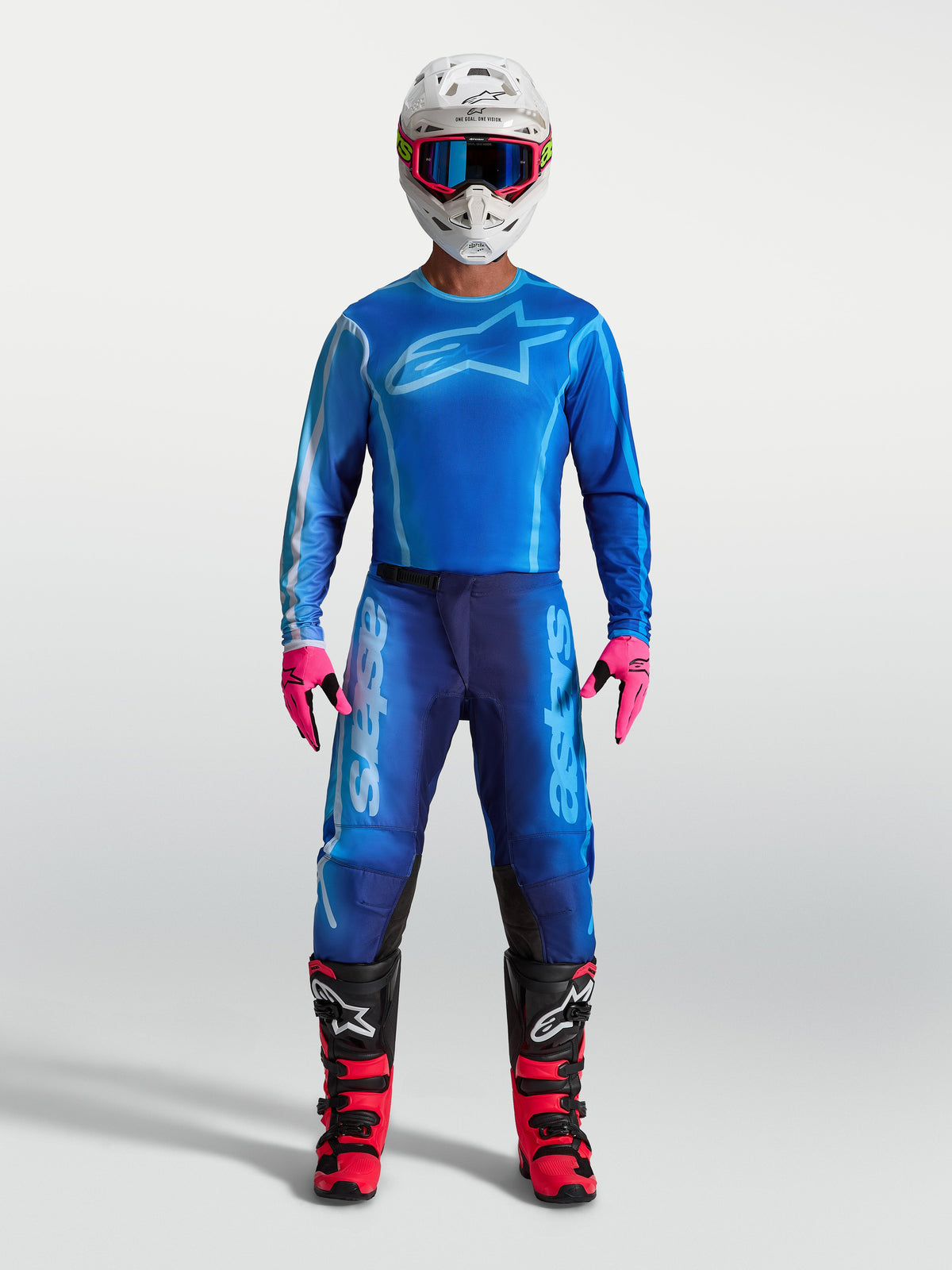 Alpinestars pantalon Fluid Kepler, pantalon de motocross bleu pour homme, porté par un pilote avec équipement complet, poly-tissu 600D et panneaux stretch