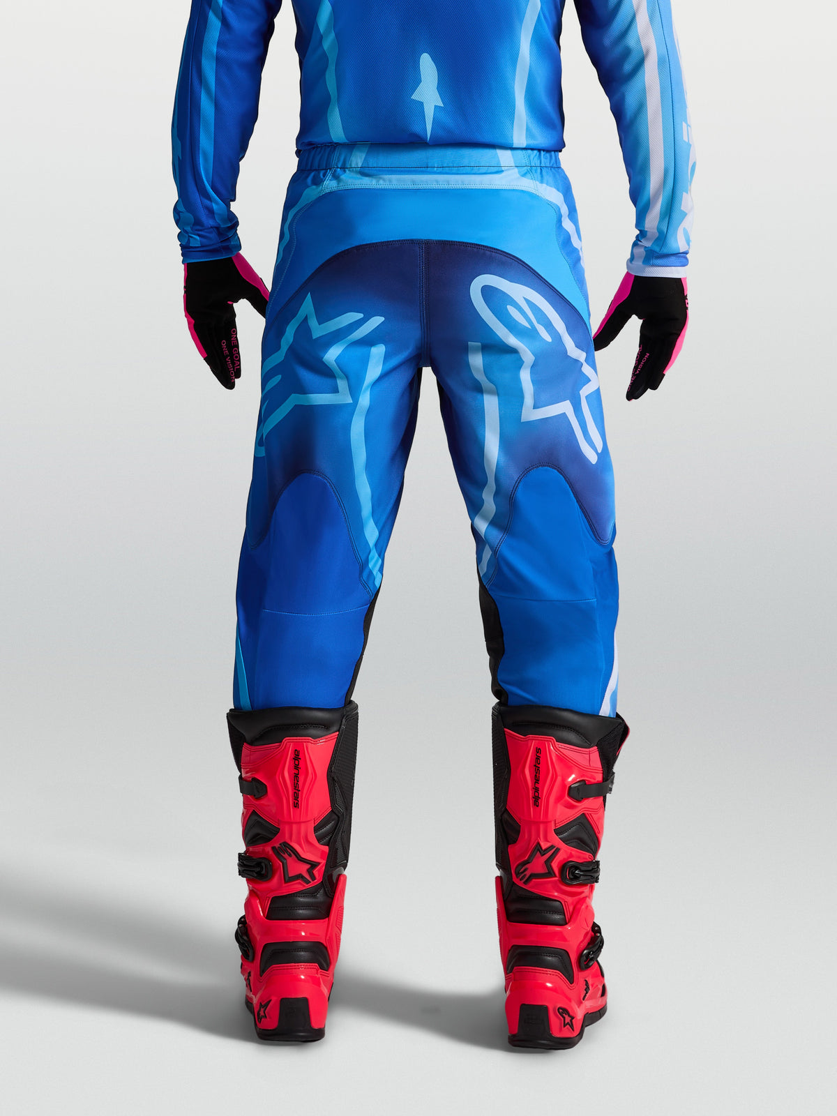 Alpinestars pantalon Fluid Kepler, pantalon de motocross bleu pour homme, poly-tissu 600D durable, vue arrière sur mannequin.