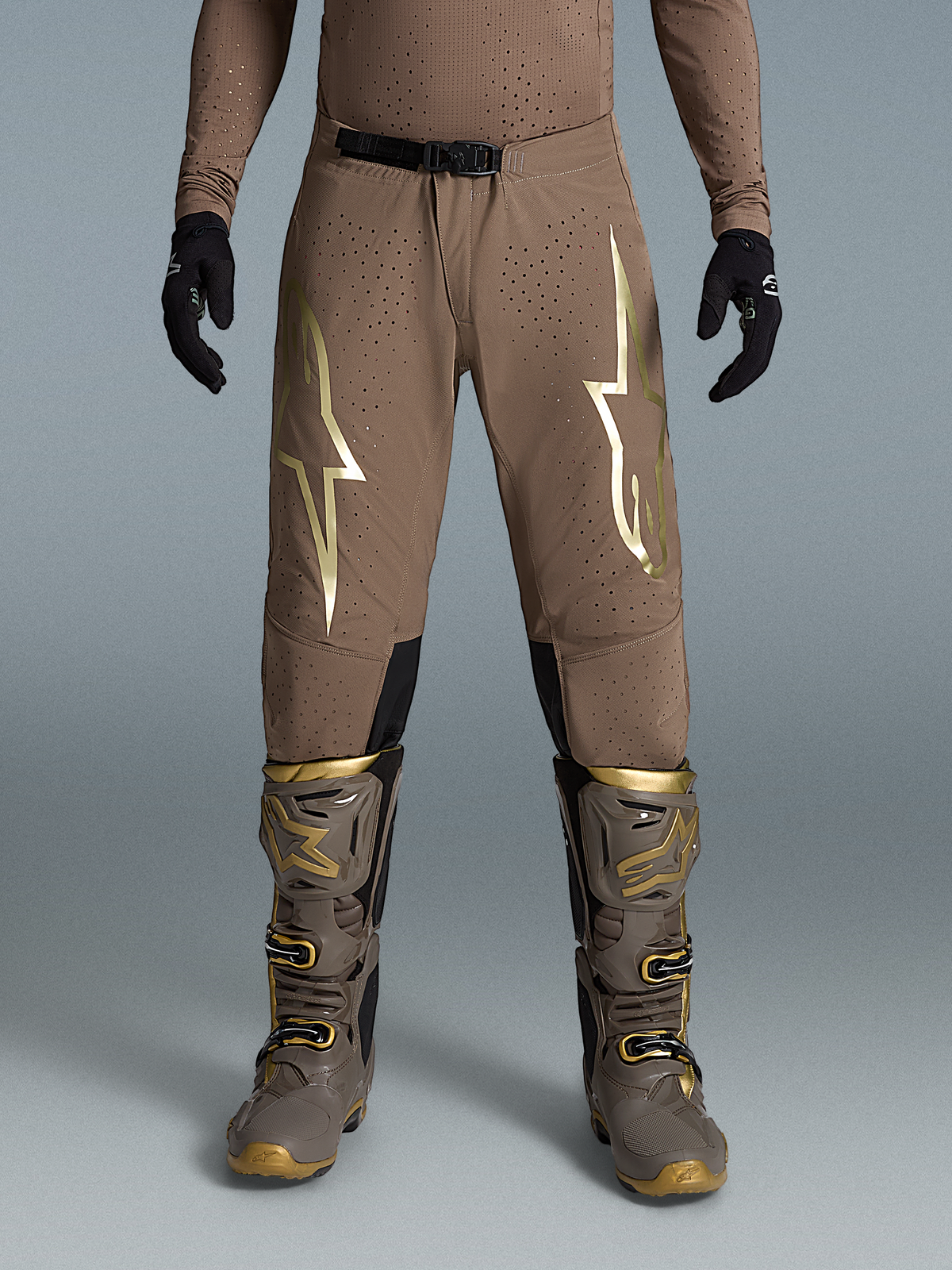 Alpinestars Beperkte Oplage Supertech Air Gold Broek, motocrossbroek in bruin en goud, enkellaags geventileerde stretch-ripstop stof met professionele pasvorm.